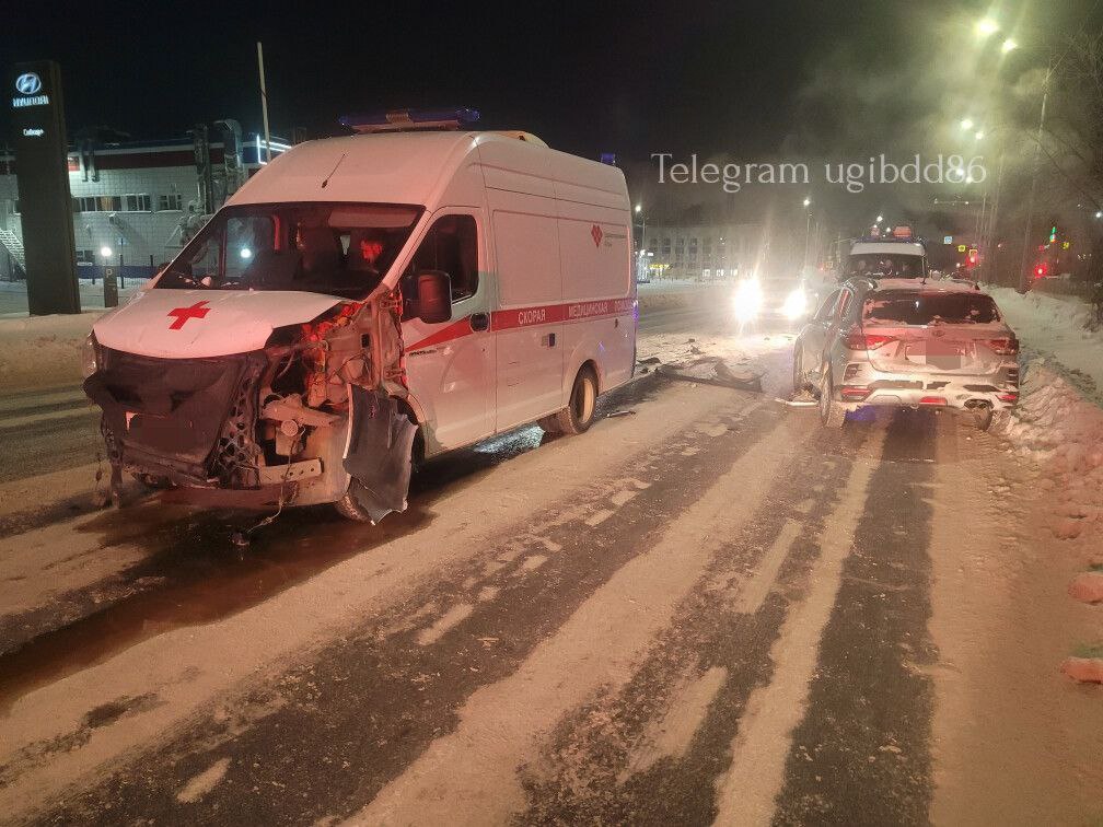 ДТП со скорой устроила неопытная вартовчанка Накануне вечером 20летняя девушка на Киа поворачивая налево не предоставила преимущество водителю скорой В результате произошло ДТП в котором пострадала молодая автоледи и ее 18 летняя пассажирка Как сообщили в Госавтоинспекции виновница ДТП получила права месяц назад nv86 me vk com nv86ru ok ru nv86 ru