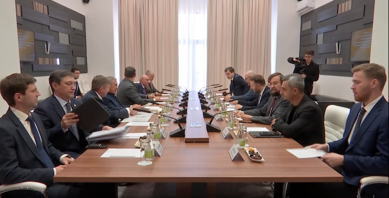 Рустам Минниханов встретился с замруководителя Администрации президента России Максимом Орешкиным на площадке особой экономической зоны Алабуга Максим Орешкин находится в Татарстане с рабочей поездкой Он посетил производственно образовательный центр Алабуга Политех Кроме того Орешкин ознакомился с рядом производств действующих на территории ОЭЗ Алабуга В ходе встречи с Рустамом Миннихановым обсуждались такие вопросы как дальнейшее развитие ОЭЗ Алабуга создание условий для компаний резидентов подготовка квалифицированных кадров наиболее востребованных компаниями резидентам ОЭЗ Также были затронуты и другие актуальные для экономики темы