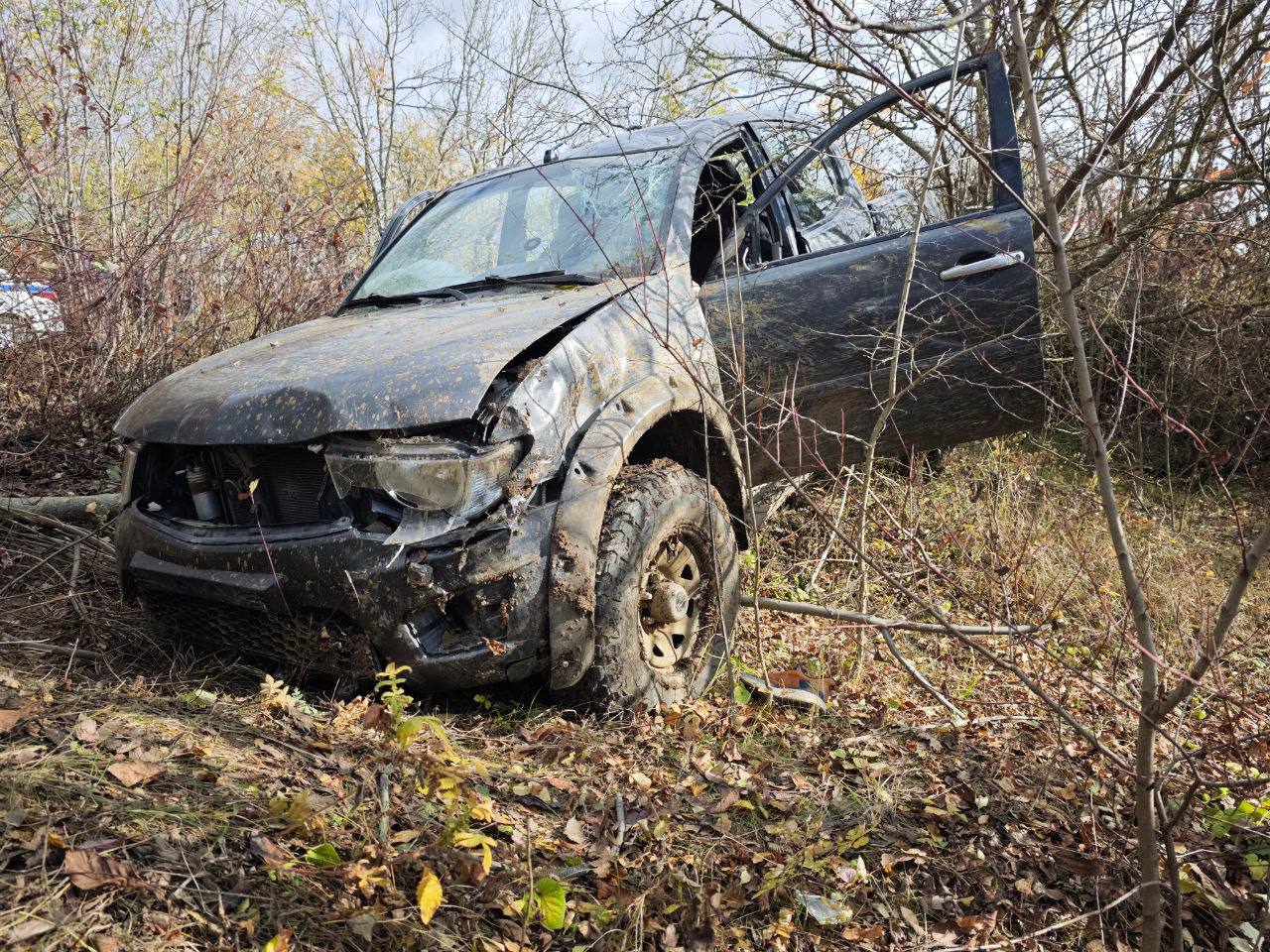 Житель соседнего региона погиб при опрокидывании автомобиля в Железноводске  Авария произошла сегодня в 5:20 на подъездной дороге к горе Бештау, сообщили в краевой Госавтоиснпекции.   Водитель пикапа Mitsubishi не справился с управлением и съехал в кювет, где автомобиль опрокинулся.   Иномаркой управлял 36-летний житель соседнего региона. Он скончался до прибытия скорой. Экспертиза покажет, был ли мужчина трезв.   На месте работает Госавтоинспекция и следственно-оперативная группа.