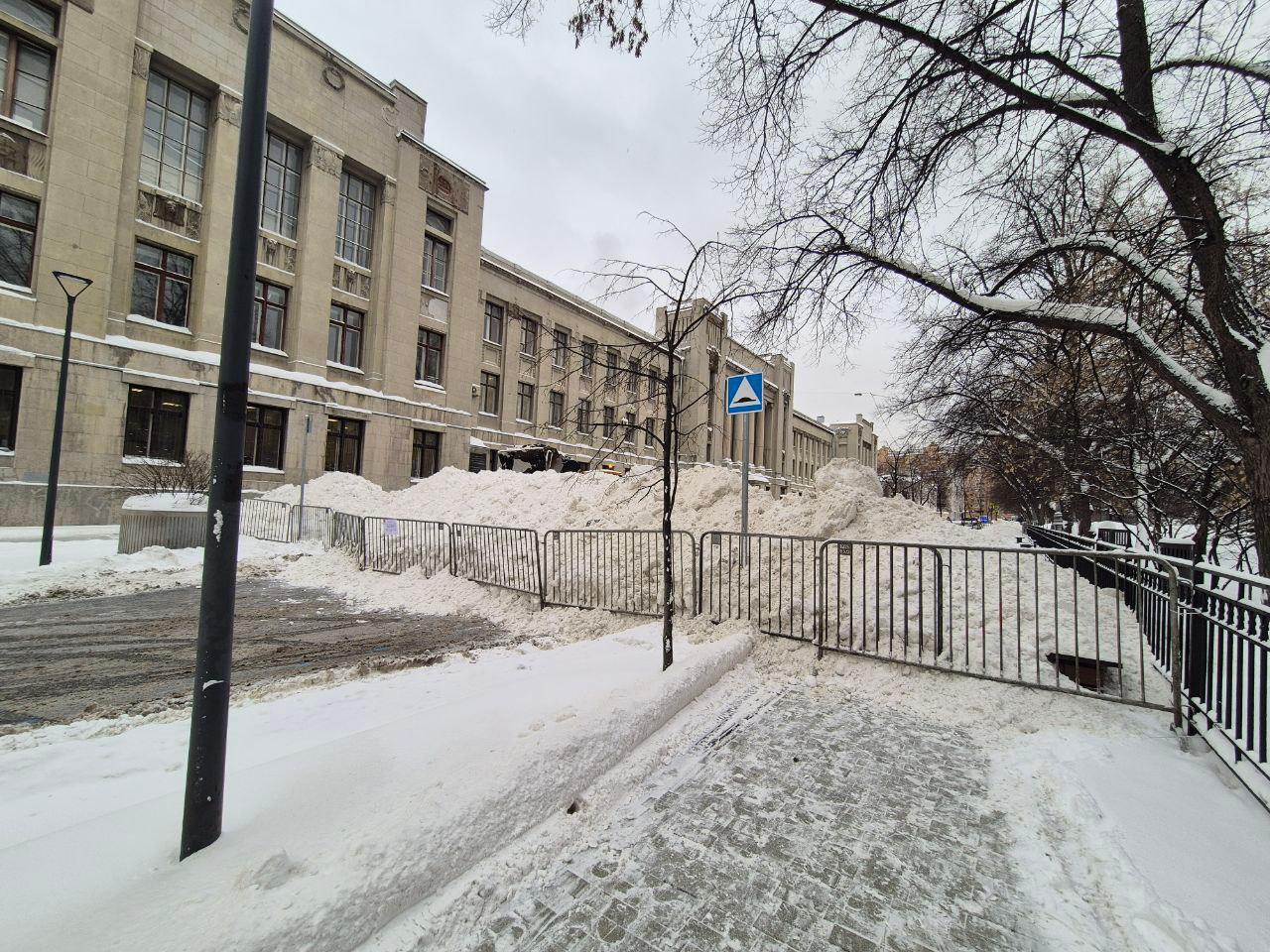 Миусская снежная дюна возвращается Коммунальщики начали свозить снег на то же место