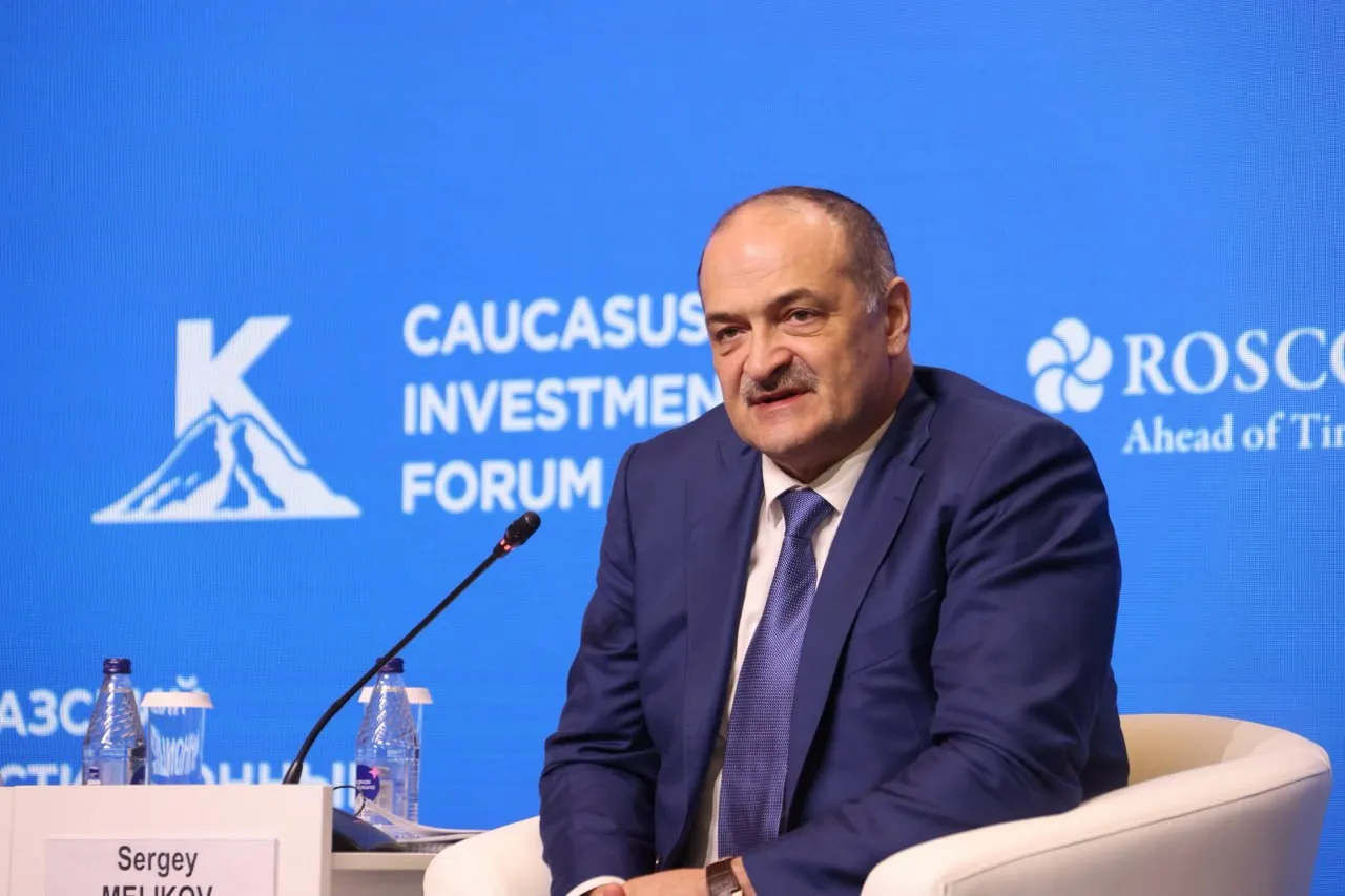 Сергей Меликов анонсировал строительство обхода Махачкалы О создании новой дорожной сети глава Дагестана рассказал в своем выступлении в рамках Кавказского инвестиционного форума   Уже получено заключение Главгосэкспертизы на строительство объездной трассы федерального значения вокруг Махачкалы Такое решение не только снизит нагрузку с дорожной сети но и снимет существенную часть инфраструктурных ограничений для будущих инвестпроектов   Напомним сейчас активно ведется строительство обхода Хасавюрта уже запущены первые 9 километров дороги начато строительство обхода Дербента Читать нас в МАХ
