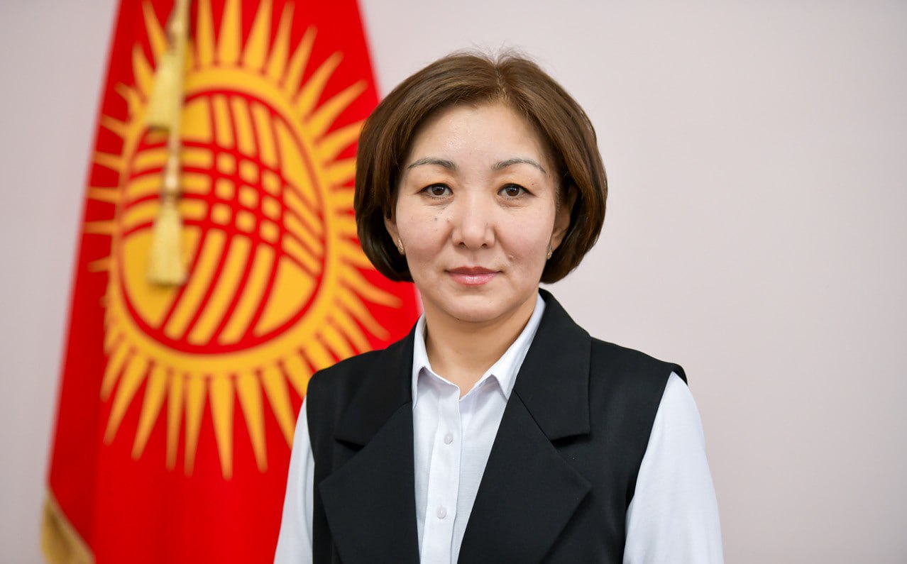 В Кыргызстане намерены отказаться от языкового деления школьных классов Директор департамента образования Рахат Мусаевой на заседании постоянной комиссии Бишкекского городского кенеша заявила что в столице наблюдается серьёзный дефицит учителей особенно предметников для русскоязычных классов Мусаева подчеркнула что в Бишкеке открыто свыше 400 вакансий что отрицательно сказывается на уровне образования особенно в новых районах Наибольший дефицит как раз наблюдается среди учителей работающих в классах с русским языком обучения Она также отметила что в самих жилых массивах открываются школы однако уровень образования в них низкий Часто создаётся всего один два класса ребёнок оканчивает начальную школу а к пятому классу уже нет предметников из за чего ученик начинает отставать Существующая практика деления создаёт дополнительную нагрузку на педагогов и приводит к нехватке профильных специалистов в старших классах снижая качество обучения отметила она В этой связи департамент образования внес в Минпросвещения предложение не делить классы на русские и кыргызские а преподавать некоторые предметы на двух языках а в идеале ещё и на английском Для оптимизации ресурсов и повышения эффективности обучения департамент предложил отказаться от строгого деления классов по языкам обучения часть предметов преподавать одновременно на двух языках в зависимости от возможностей школы в перспективе вести некоторые предметы на английском языке чтобы улучшить качество образования и расширить языковые навыки учеников ℹ  Инициатива обсуждается на фоне реформ в системе образования включая переход на 12 летнее обучение и усилия по развитию преподавания госязыка а также вопрос баланса между языками обучения в столичных и региональных школах В очередной раз наблюдаем борьбу не с первопричиной а с её следствиями Вместо решения проблемы нехватки педагогов в департаменте просто предлагают объединять классы рассматривая меру как панацею При этом почему то не учитывается что такая инициатива лишь усилит нагрузку на учителей которым и без того сложно справляться с учебным процессом Более того при таком подходе дети рискуют поверхностно освоить и кыргызский русский и английский языки что только ухудшит их показатели на экзаменах Гораздо логичнее было бы сделать акцент на обучении привлечении преподавателей и строительстве новых школ Однако власти упорно не замечают проблему сосредоточившись на внедрении модной 12 летней системы обучения которая также создаёт дополнительное давление на и без того ослабленную школьную систему Кыргызстан         ExpressAsia