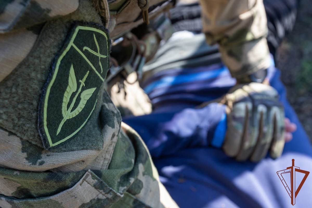 В Астраханской области при силовой поддержке СОБР Росгвардии пресечён сбыт аптечного наркотика В рамках совместных оперативных мероприятий с сотрудниками регионального УМВД задержан местный житель 1998 года рождения, подозреваемый в незаконной торговле противоэпилептическим препаратом на основе прегабалина т.н. «Лирика» . В домовладении фигуранта обнаружено более 500 капсул с психоактивным рецептурным лекарством и наличные денежные средства, предположительно добытые преступным путём. Задержанный дал признательные показания, возбуждено уголовное дело по факту незаконного оборота сильнодействующих веществ в крупном размере.