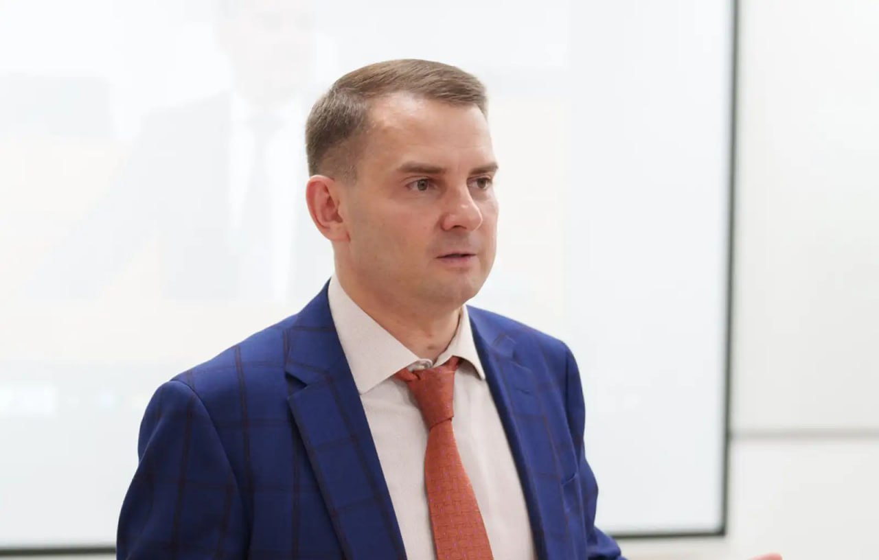Глава комитета Госдумы по труду, социальной политике и делам ветеранов, Ярослав Нилов, предложил отменить бесплатное образование в школах России для детей мигрантов.