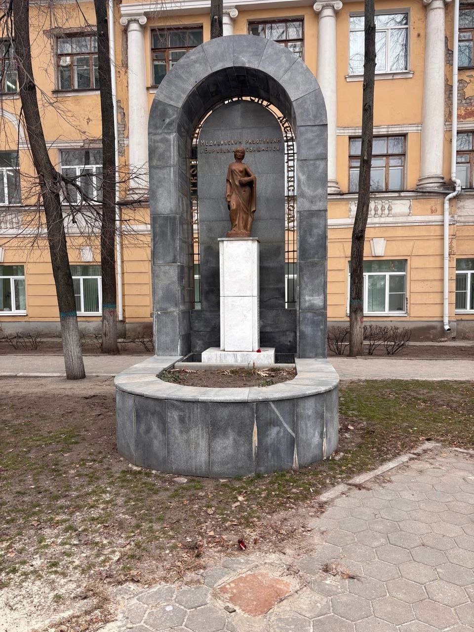 В Воронеже разрушается единственный памятник медикам  Единственный в Воронеже памятник медицинским работникам начал приходить в упадок. Открытие монумента, установленного в сквере у Воронежской клинической больницы №3 на улице Плехановской, состоялось в 2008 году и было приурочено ко Дню медицинского работника. Памятник был возведен на средства сотрудников и пациентов больницы и передан городу.  Несмотря на усилия администрации больницы, состояние памятника ухудшается: плитка покрылась грибком и начала отслаиваться, а часть текста из клятвы Гиппократа неоднократно обрушивалась. Общественники обратились к властям Воронежа с просьбой восстановить памятник и обеспечить его дальнейшее обслуживание.