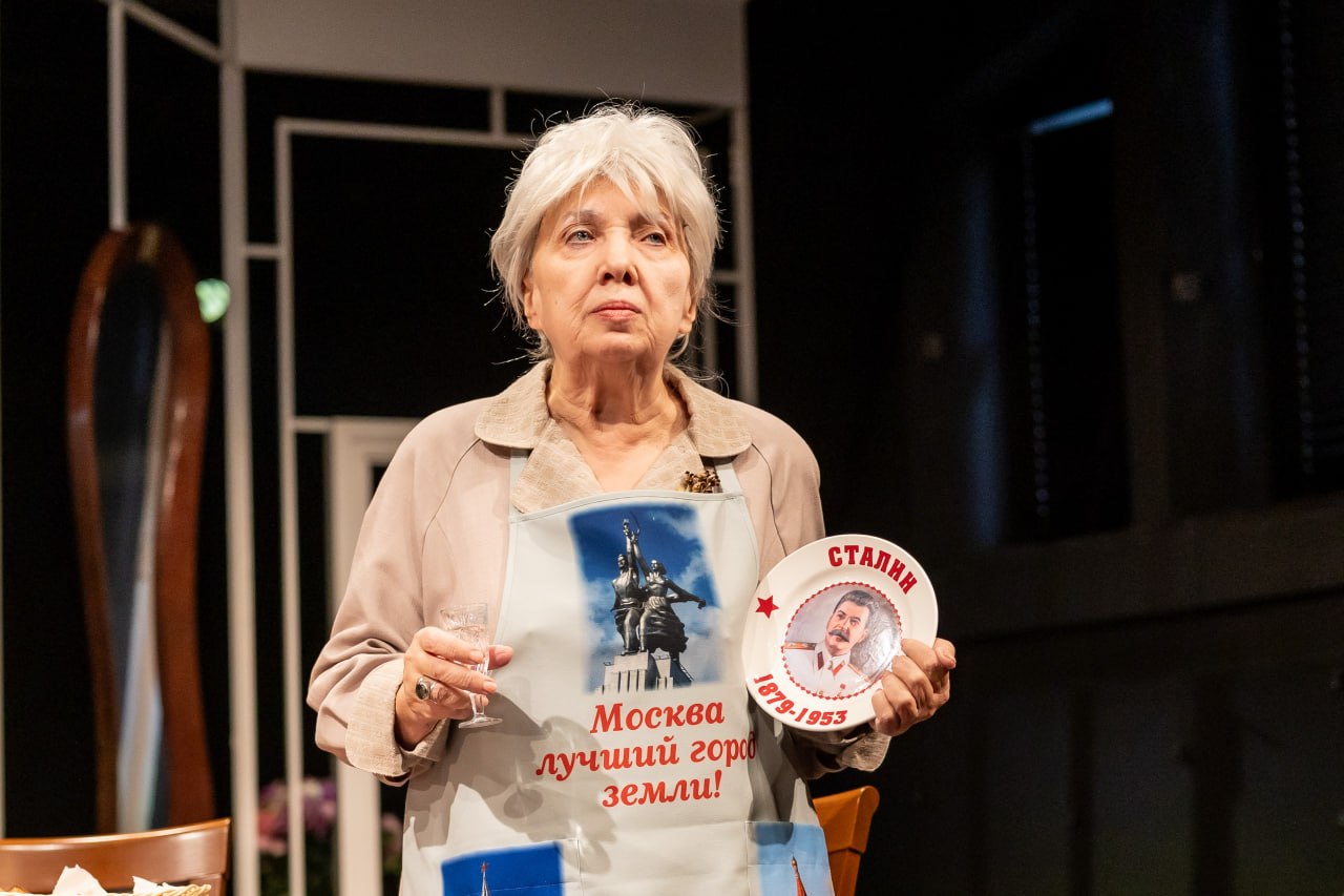 Пьеса Москвички оказалась недостаточно хороша чтобы августейшие уважаемые ыкспёрды премии Слово пропустили ее в шорт лист подозреваю что никто мое письмо и не открывал Но у зрителей иное мнение В конце января был перенос спектакля сдали всего 4 билета и те купили почти мгновенно А завтра наоборот замена спектакль Москвички поставили вместо другого спектакля причем всего за три дня до даты Итог 2 3 зрителей не стали менять билеты а треть зала размели за двое суток На текущий момент солдаут до апреля но и на апрель уже продано больше половины зала Шлю большой привет ыкспёрдам в 37 м году точно бы имевшим спецпаёк