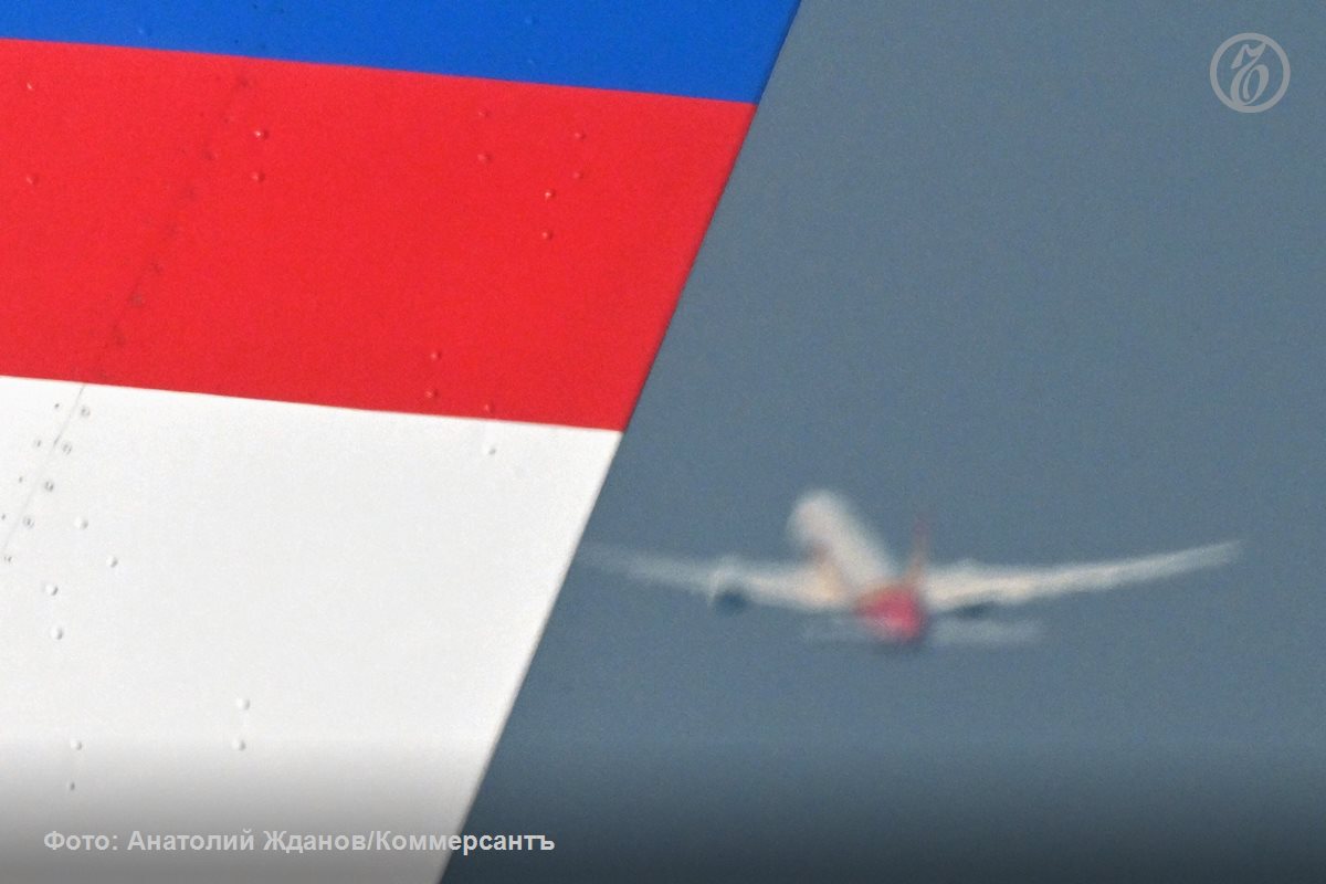 В России растет число повреждений самолетов на земле за десять месяцев 2025 года зафиксировано семь страховых случаев связанных с повреждениями воздушных судов при техобслуживании сообщили Ъ в АльфаСтраховании Это на один случай больше чем за весь прошлый год и на четыре чем за 2023 год Особое беспокойство страховых компаний вызывают повторяющиеся эпизоды незакрытые капоты двигателей и их повреждения при транспортировке столкновения с буксировщиками и трапами повреждения при загрузке багажа Стоимость ремонта по сравнению с 2021 годом в среднем возросла в три раза на фоне санкционных ограничений В отрасли тенденцию объясняют дефицитом кадров снижением компетенций а также износом и ненадлежащим качеством оборудования Свою роль могут играть также устаревание спецтехники для наземного обслуживания и вынужденный отказ от перехода на современную технику имеющую эффективные встроенные системы безопасности Ъузнал