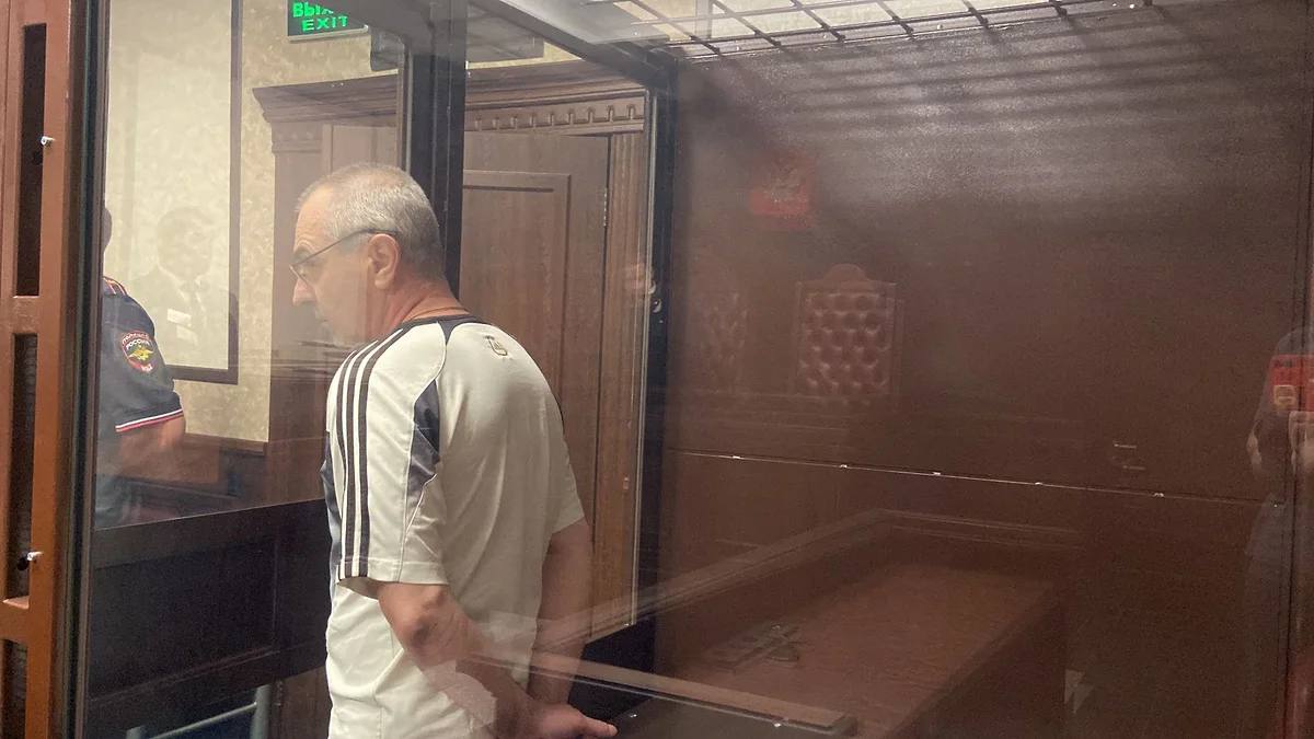 Суд в Ростове-на-Дону вынес приговор организатору покушения на главу Крыма. Об этом сообщает пресс-служба инстанции. Следствие установило, что обвиняемый вместе с сообщниками планировал взорвать служебный автомобиль главы Республики Крым Сергея Аксенова. Участники группы следили за маршрутами передвижения чиновника через камеру видеонаблюдения, установленную в арендованном помещении. Уточняется, что Боднарь заключил досудебное соглашение о сотрудничестве. Суд назначил ему наказание в виде 13 лет лишения свободы — первые три года в тюрьме, остальной срок в колонии строгого режима. Также назначен штраф 500 тыс. руб. Пресс-служба ЮОВС Подписывайтесь на «Ъ-Ростов