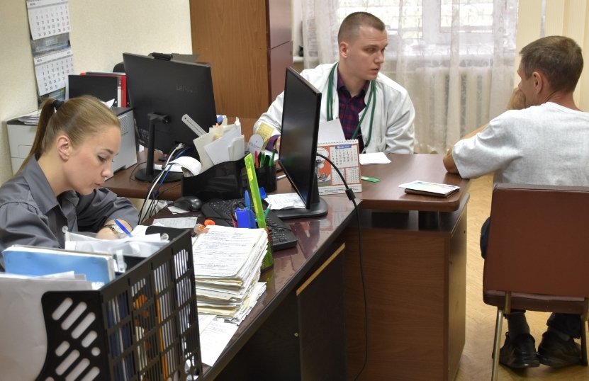 Почти 70 медиков пополнили больницы ЕАО   Программы «Земский доктор/Земский фельдшер» продолжаются в округе с 2019 года. За это время в медицинские организации привлекли 68 специалистов: 31 врача и 36 фельдшеров. Сейчас в больницах региона работают более 1,6 тысячи специалистов с высшим и средним медицинским и фармацевтическим образованием. В 2025 году планируют привлечь еще 12 врачей и пять фельдшеров.