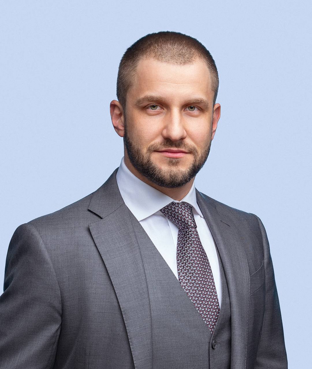 Capital Group сообщает об изменениях в корпоративном управлении холдинга Пост генерального директора компании и Председателя Правления займёт Михаил Хвесько Данное решение утверждено основателем председателем Совета директоров Capital Group Павлом Тё Михаил Хвесько работает в холдинге с 2014 года занимал позиции исполнительного директора и члена Правления На новом посту топ менеджер сосредоточится на полноценном операционном управлении Capital Group Валентина Становова сфокусируется на работе в Совете директоров Правлении Capital Group а также на менеджменте инвестиционного направления Деятельность и взаимодействие внутри холдинга продолжит координироваться на уровне Совета директоров Capital Group возглавляемого Павлом Тё Текущая системная реорганизация корпоративного управления при консолидации полномочий генерального директора позволит повысить эффективность как операционных так и стратегических решений в рамках холдинговой структуры отметил Павел Тё