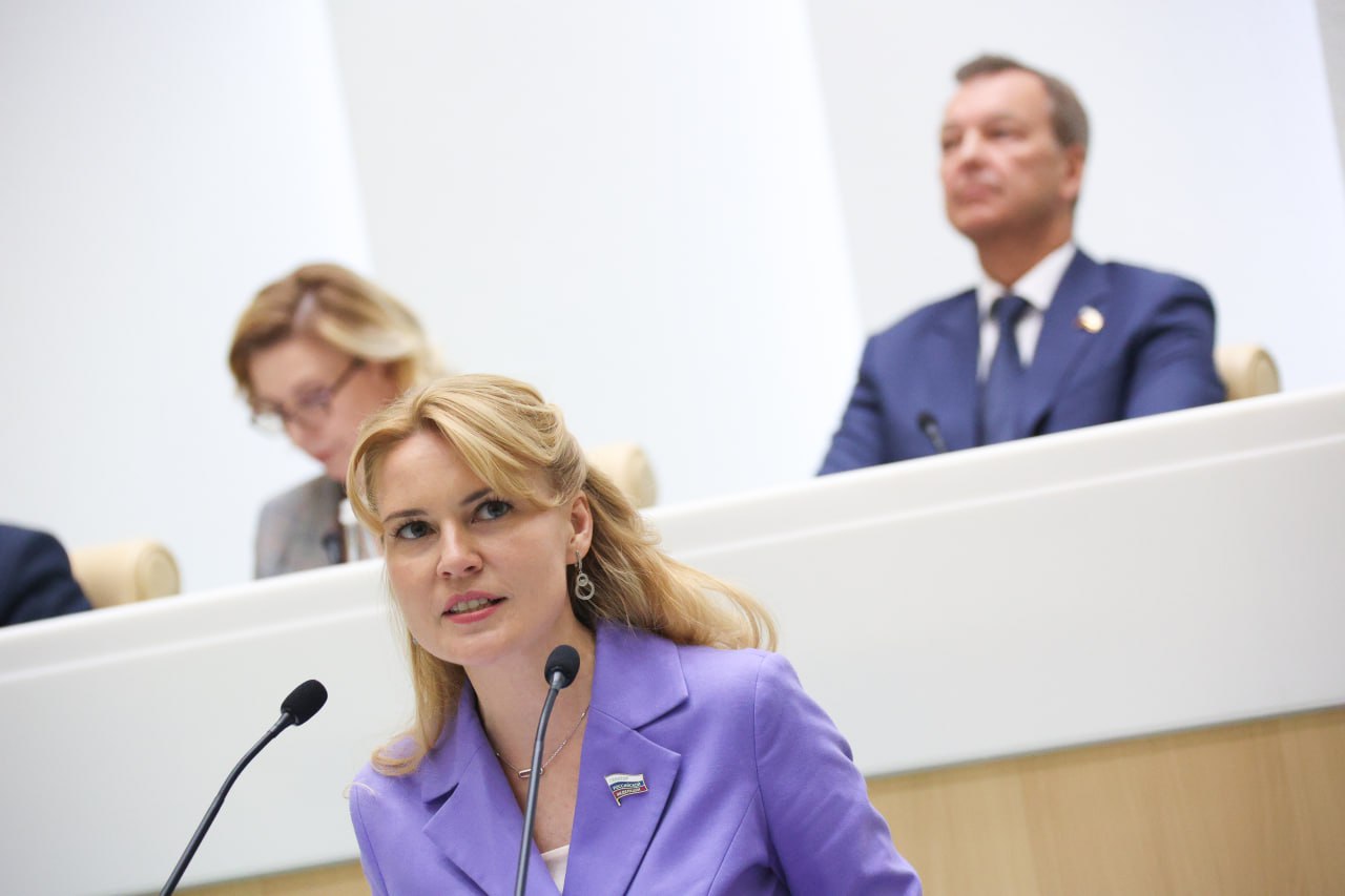 Жителям воссоединенных регионов пересчитают страховые выплаты Речь об обязательном страховании от несчастных случаев на производстве и профессиональных заболеваний Изменения коснутся тех работников которым страховые выплаты были назначены еще по законодательству Украины Часть из них не могут подтвердить положенные выплаты потому что не могут документально доказать заработок в период с 30 сентября 2022 года до 1 марта 2023 года Исчислять ежемесячную страховую выплату жителям Донбасса будут из среднего размера такой же компенсации в Ростовской области а в случае с жителями Запорожской и Херсонской областей будут ориентироваться на Крым Назначенные с 1 марта 2023 года страховые выплаты будут перерассчитаны по итогам МСЭ Подписывайтесь в MAX