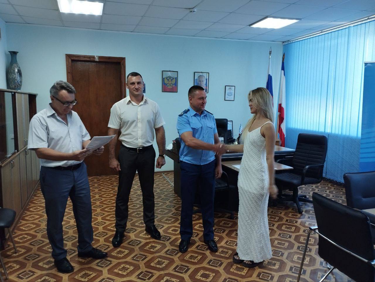 В Красноперекопском районе прокуратура добилась обеспечения четверых сирот жильем Установлено что четверо местных жителей в несовершеннолетнем возрасте остались без попечения родителей в связи с чем были включены в список лиц подлежащих обеспечению жилыми помещениями Вопреки требованиям закона по достижению совершеннолетия жилье они не получили Межрайонная прокуратура направила в суд исковые заявления о понуждении местной администрации обеспечить сирот квартирами Суд удовлетворил заявленные требования В результате вмешательства надзорного ведомства заявителям выданы ключи от благоустроенных квартир