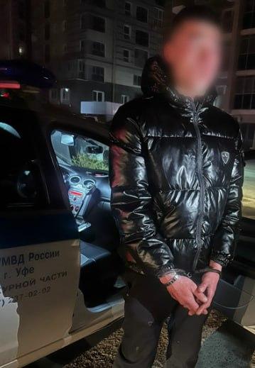 Словесный конфликт закончился поножовщиной В Уфе задержали парня ранившего ножом двух пьяных мужчин Полицейские выяснили что конфликт завязался у двух друзей с прохожим Слово за слово и этот незнакомец несколько раз ударил их ножом Обоих забрали в больницу Полицейские установили что ранее нападавший уже привлекался к уголовной ответственности