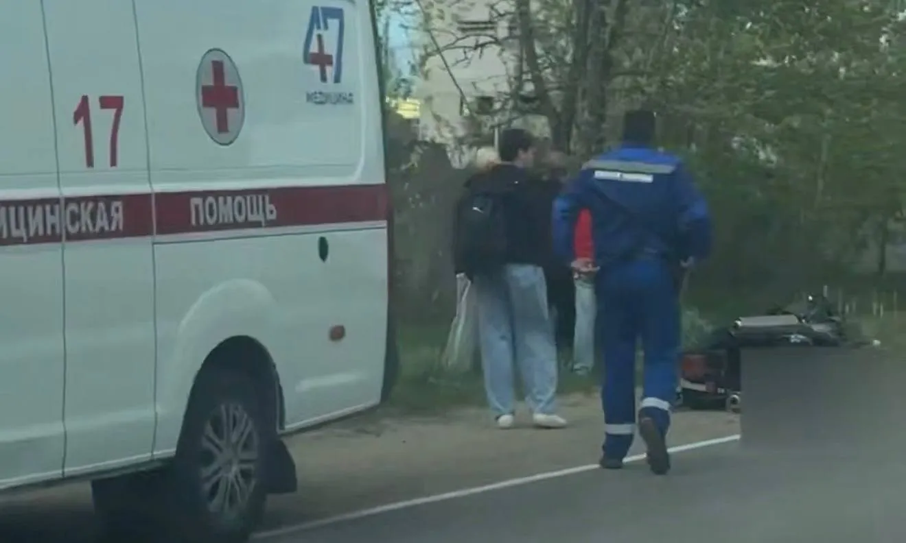 Под Гатчиной байкер сбил 11 летнего ребёнка и погиб разбившись о столб Смертельное ДТП произошло 10 мая в посёлке Сиверский 38 летний мотоциклист двигался по шоссе Крамского у дома 9к3 на нерегулируемом пешеходном переходе сбил 11 летнего подростка Ребёнок в этот момент пересекал дорогу на велосипеде не спешившись После наезда мотоциклист потерял управление и врезался в столб Оба участника аварии и мальчик и мотоциклист скончались на месте Сотрудники Госавтоинспекции выяснили что водитель мотоцикла не имел прав категории А В 2025 2026 годах он получил 19 штрафов за нарушение правил дорожного движения из них 18 за превышение скорости GradSPb в MAX подпишись