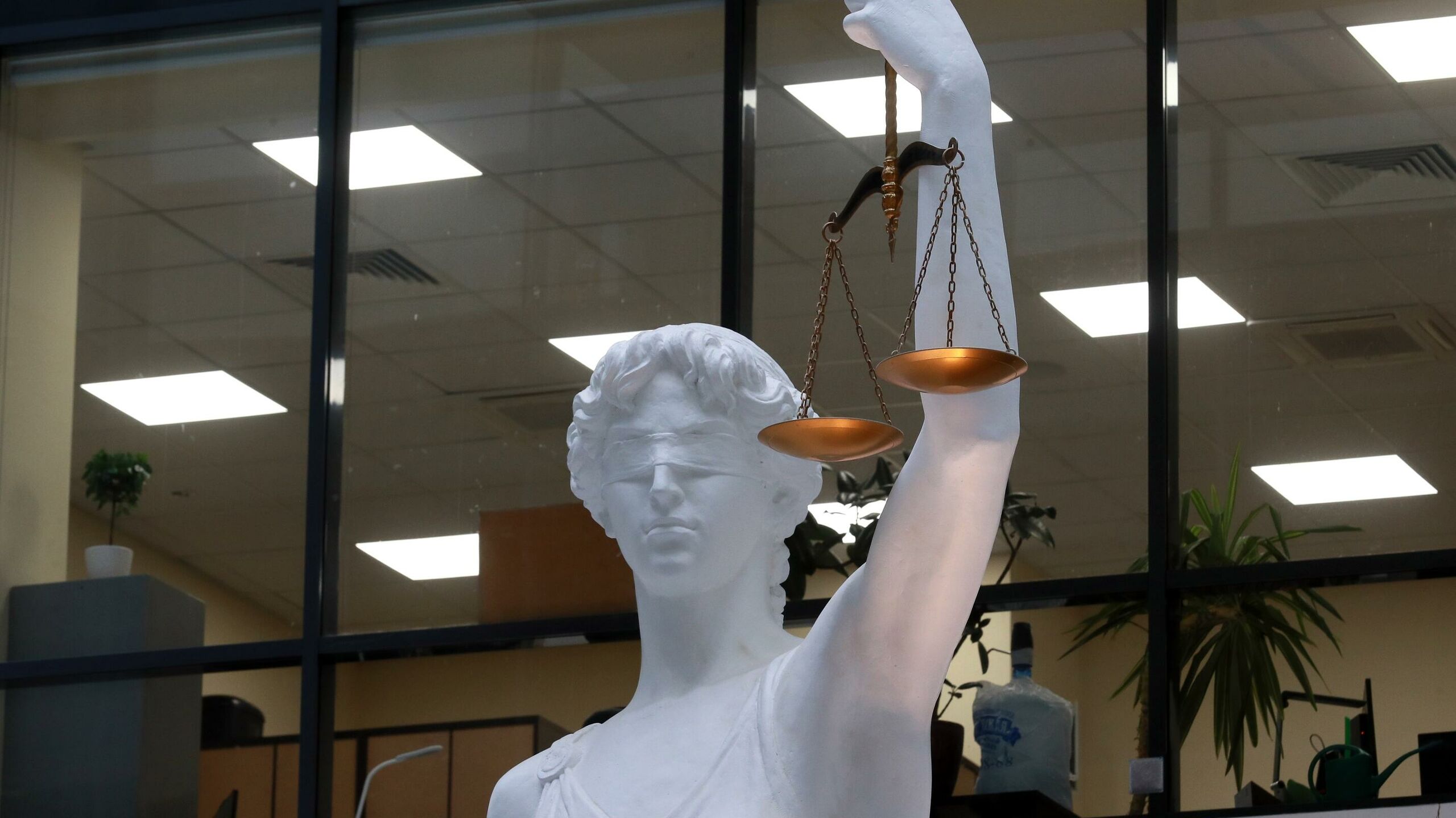 Предполагаемых членов преступной группы в Новосибирске будут судить за легализацию полученных преступным путем квартир общий ущерб оценивается в 39 миллионов рублей сообщает главное управление МВД по Новосибирской области Завершено расследование уголовного дела по факту совершения организованной преступной группой 29 эпизодов преступлений В результате мошеннических действий фигуранты приобрели права на 14 квартир расположенных в городе Новосибирске и Новосибирском районе 12 из которых впоследствии перепродали говорится в сообщении Четверым участникам группы предъявлены обвинения по части 4 статьи 159 мошенничество пункту а части 4 статьи 174 1 легализация денежных средств или иного имущества приобретенных в результате совершения им преступления пункту а части 4 статьи 174 легализация денежных средств или иного имущества приобретенных другими лицами преступным путем УК РФ