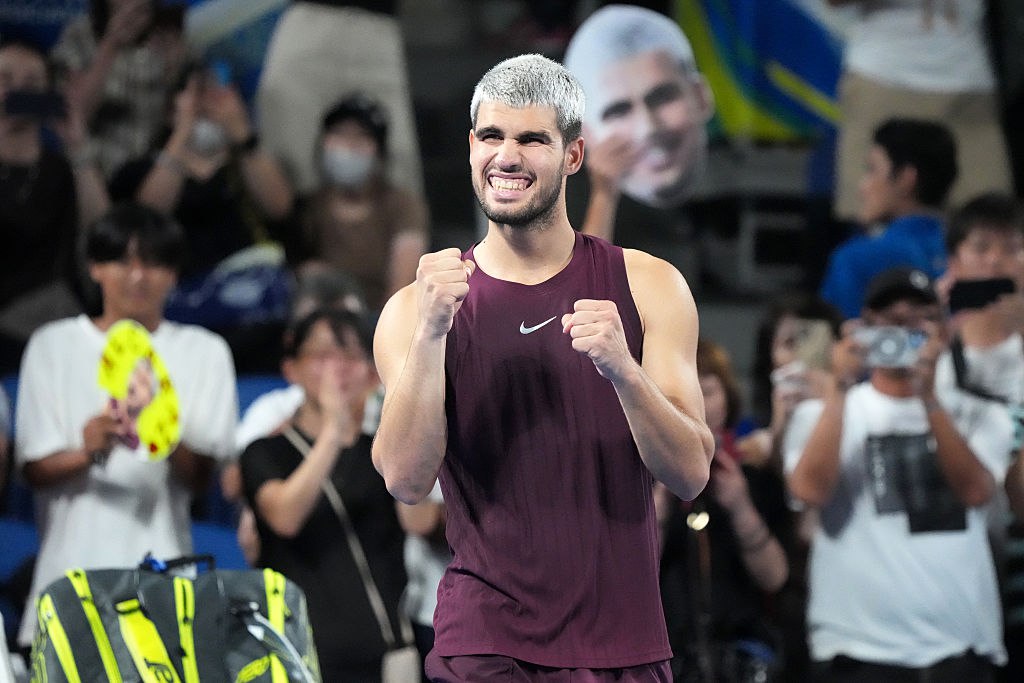 Алькарас выиграл восьмой турнир ATP в сезоне Испанский теннисист вторая ракетка мира Карлос Алькарас стал победителем турнира категории ATP 500 в Токио В финале Алькарас обыграл американца Тейлора Фрица пятую ракетку мира со счетом 6 4 6 4 22 летний Алькарас выиграл 24 й титул в карьере и восьмой в нынешнем сезоне Испанец выиграл у 27 летнего Фрица четвертую очную встречу при одном поражении в сентябре в Кубке Лейвера За победу в Токио Алькарас получит 416 36 тыс призовых и 500 рейтинговых очков Фрицу достанутся 224 тыс и 330 очков Getty Images Подписаться на РБК Спорт