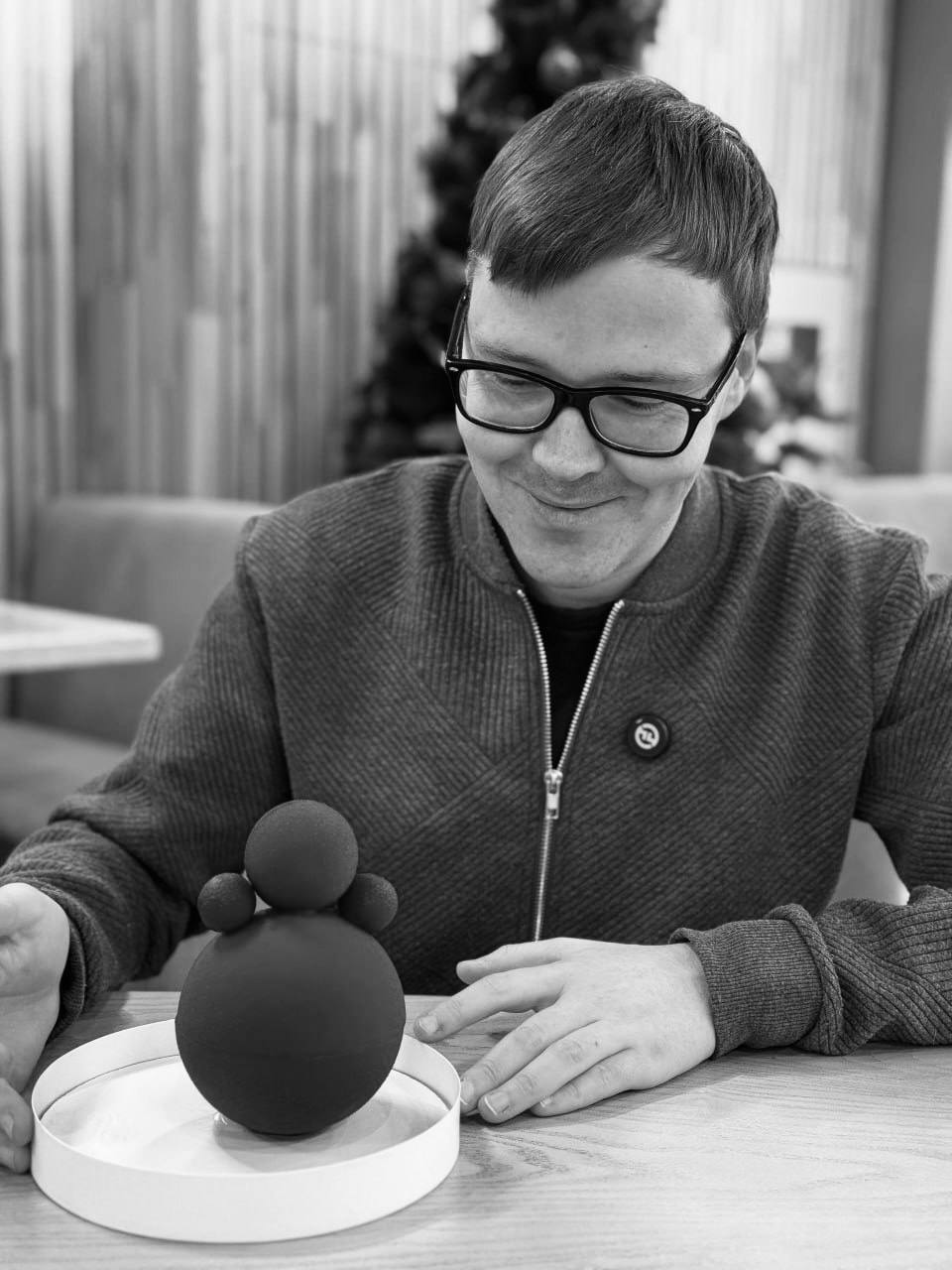 Ушел из жизни известный блогер Екатеринбурга В Екатеринбурге скончался Алексей Мельников автор известных пабликов Афиша Екатеринбург и Мельников в городе Ему было 34 года Об этом сообщила его жена Марина в соцсетях Алексей публиковал обзоры на городские заведения и был известен среди екатеринбуржцев У него осталась трёхлетняя дочь Светлая память и соболезнования семье Фото ТГК Мельников в городе Подписаться на Уральский меридиан