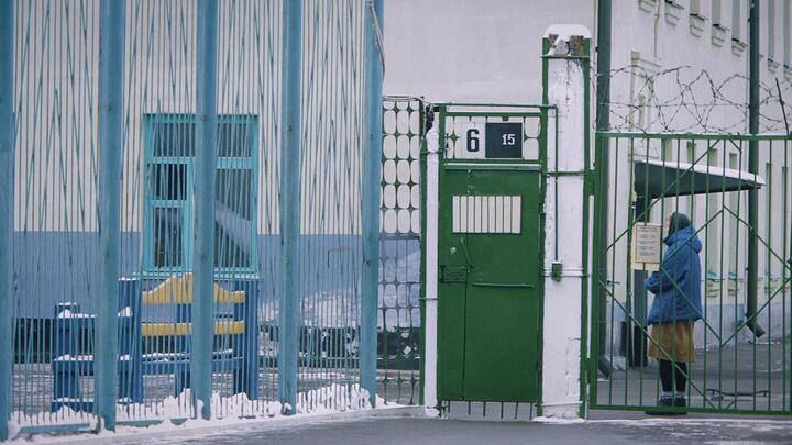 Многодетную мать осудили в Приморье на 6,5 лет за смертельное ДТП под наркотиками В Приморье суд приговорил мать пятерых детей к 6 годам и 6 месяцам лишения свободы за аварию со смертельным исходом. Женщина, находясь под действием синтетических наркотиков, поехала в дальнюю поездку на арендованной машине вместе с тремя детьми и знакомым. На трассе она отвлеклась от дороги и выехала на встречную полосу — произошло лобовое столкновение с грузовиком. В результате погиб пассажир грузовика, тяжёлые травмы получил малолетний ребёнок, находившийся с ним. Пострадали и пассажиры виновницы, в том числе её 4-летний сын — у него тяжёлая травма головы. Никто в салоне не был пристёгнут. После аварии у женщины нашли в крови следы наркотика, что она подтвердила. Кроме основного срока, суд лишил её прав на 2,5 года после отбытия наказания. Поделись новостью Telegram Владивостока
