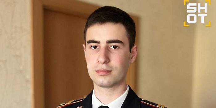 Курсант омской академии МВД спас семью во время наводнения в Дагестане Во время недавнего наводнения в Унцукульском районе в Дагестане курсант омской академии МВД Газимагомед Багатаров и его дядя спасли семью из семи человек. Молодой человек рассказал SHOT, что они возвращалась из родного села Корода в Каспийск, но на дороге в этот момент начался селевой поток. Мужчины припарковали машину в безопасное место, но увидели серый минивэн, который сносило рекой. Тогда оба быстро переоделись и нырнули в ледяную воду. Как дальше развивались события, читайте в материале.