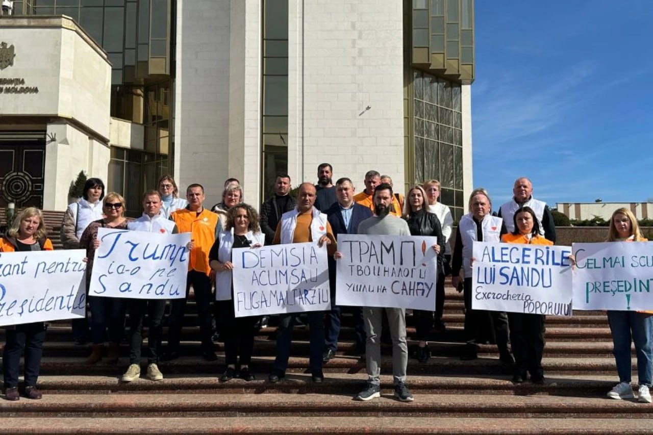 Партия "Сердце Молдовы" провела акцию протеста у здания администрации президента с требованием отставки Майи Санду.  Участники акции считают, что информация о возможном внешнем финансировании избирательной кампании 2024 года и фальсификации выборов ставит под сомнение её легитимность.  Представители партии также обратились к президенту США Дональду Трампу с просьбой разоблачить схемы финансирования Санду.  "Американские граждане должны знать, как их налоги тратились на коррумпирование президента Молдовы", — заявил Сергей Бутук, лидер территориальной организации в Кантемире.