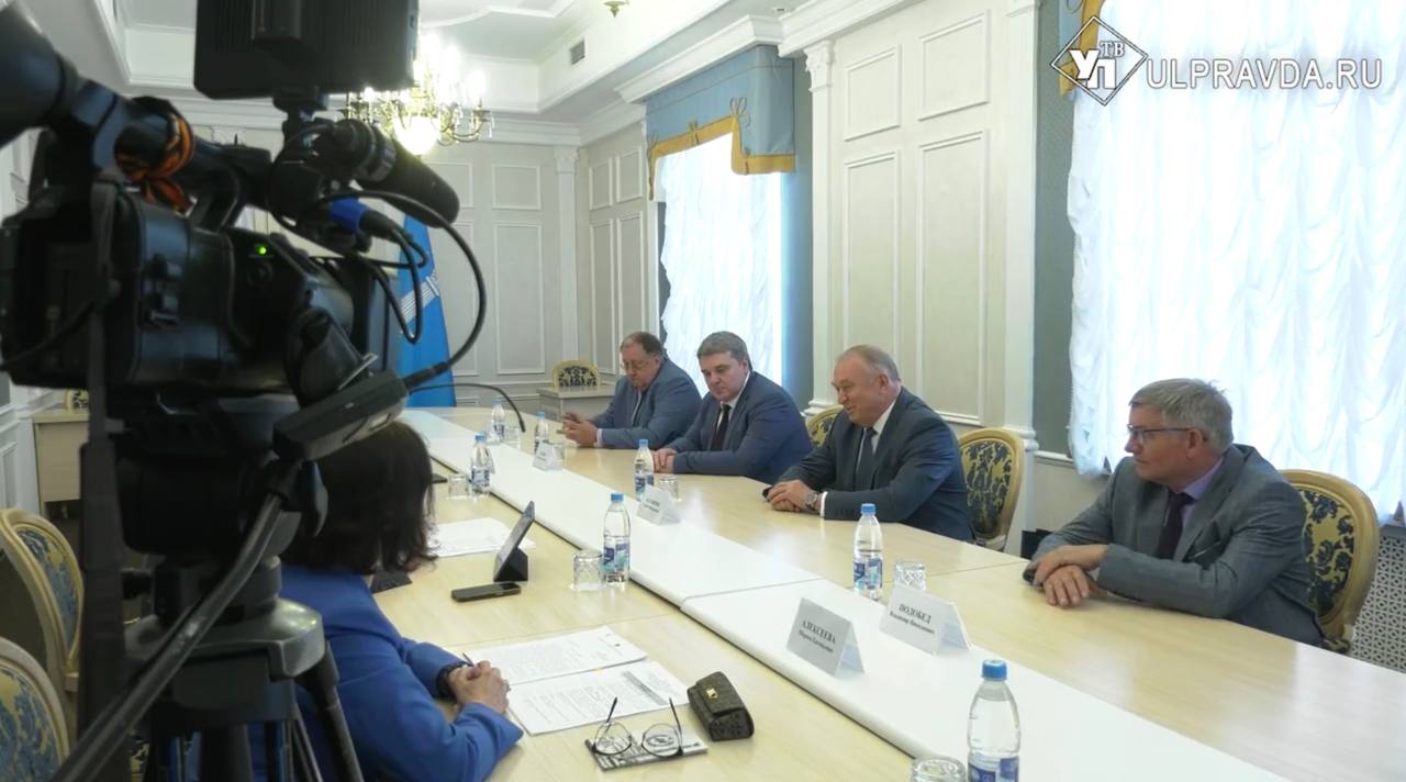 В Ульяновске прошло заседание Ассоциации торгово-промышленных палат Приволжского федерального округа с участием президента ТПП России Сергея Катырина. На встрече обсудили актуальные вопросы работы с предпринимательским сообществом и внедрения новых услуг для бизнеса. Но прежде глава федеральной палаты встретился с губернатором Алексеем Русских. Подробности - в нашем следующем материале.