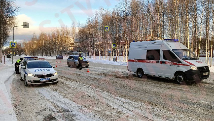 В Сургуте сбили пешехода Авария произошла на нерегулируемом пешеходном переходе на улице Пушкина По предварительным данным журналиста СТВ водитель управляя Лифаном сбил 20 летнюю девушку Сейчас ее осматривает скорая Инспекторы ДПС устанавливают обстоятельства произошедшего Подписаться Прислать новость SiTV в MAX