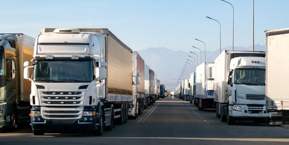 Объем грузовых автоперевозок в Казахстане вырос за год на 2 8 грузооборот 32 8 За 2025 год автотранспортом в Казахстане перевезли свыше 352 73 млн тонн грузов сообщило Бюро нацстатистики Это почти на 9 61 млн тонн или на 2 8 больше чем годом ранее Грузооборот в этот период превысил 47 44 млрд тонно километров Это на 11 72 млрд тонно километров или на 32 8 больше чем за 2024 год Читайте также Казахстан и Китай намерены начать безлимитную выдачу дозволов в 2026 году Logistan info Логистика Экономика