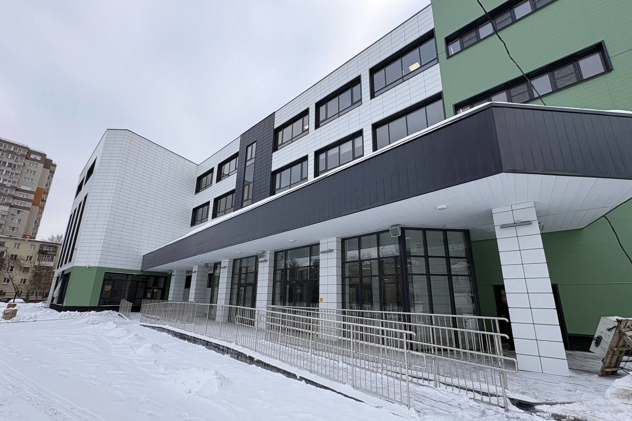 Новый корпус экономического лицея ввели в эксплуатацию Четырёхэтажная пристройка к зданию экономического лицея на улице Крылова готова принять учеников Второй корпус образовательного учреждения ввели в эксплуатацию раньше срока Школа самая современная просторные классы В этом корпусе есть всё библиотека лаборатории спортивный зал столовая то есть полностью автономный корпус соединённый переходом И наличие вот этого дополнительного корпуса в этой важной локации где густонаселённый микрорайон конечно очень серьёзно разгрузит ситуацию и школьных мест станет больше отметил мэр Новосибирска Максим Кудрявцев Крыло рассчитано на 250 учеников Сюда планируют перевести старшеклассников Теперь собираются реконструировать старое здание Фото nso ru Подписаться на канал