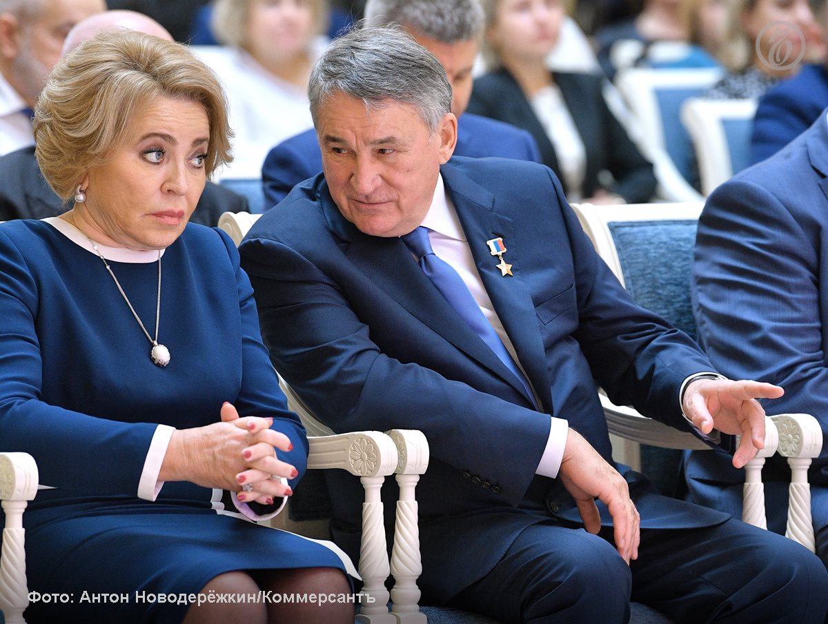 Сенатор Юрий Воробьев может сменить прописку в верхней палате Господин Воробьев который 18 лет представляет парламент Вологодской области может занять место ушедшего в отставку сенатора от исполнительной власти Смоленской области Руслана Смашнева Об этом Ъ сообщил федеральный чиновник знакомый с обсуждением кадрового решения и подтвердил источник в смоленском правительстве По словам одного из них вакансию сенатора которая откроется после выборов заксобрания в 2026 м новый глава региона Георгий Филимонов хочет заполнить самостоятельно Ъузнал