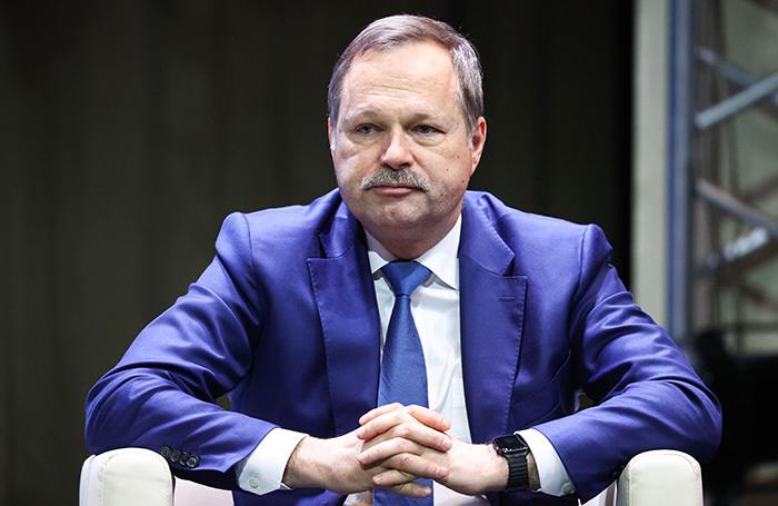Спартак подставил ректора Ректор Бауманки Михаил Гордин необычно для своей должности отреагировал на поражение любимого Спартака в дерби с ЦСКА Да я КБ Имею право Сегодня одна эмоция ЦКГ На будущее ОУКБ И пусть меня кто то ненавидит написал он в соцсетях На фанатском сленге эти аббревиатуры означают следующее ЦКГ центральный клуб г донов или ЦСКА команда г донов а ОУКБ от си у красно белых цвета Спартака и его болельщиков Сегодня пресс служба Бауманки извинилась за слова ректора а его комментарий уже удален из соцсетей Как и любой футбольный болельщик Михаил Гордин проживает каждый матч очень эмоционально За эту искренность его так любят сотрудники и студенты университета сказали в вузе