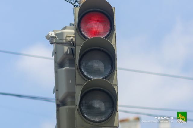 Во Владивостоке в ближайшее время поменяют программу работы светофоров. Это связано с новыми изменениями ГОСТ.  Изменились требования к работе допсекций, отвечающих за поворот налево. Если раньше они разрешали поворот при основном зеленом сигнале для встречного направления по главной дороге, и водители могли повернуть, убедившись в безопасности, то сейчас поворот будет возможен только при остановке встречного движения и включения отдельной фазы для поворота налево, – пояснили специалисты городского Центра организации дорожного движения.   Так, программу работы светофоров перестроят на трёх участках – это перекрестки улиц Нейбута и Адмирала Кузнецова, Выселковой и Лоскутова  в районе Китай-города , а также на Калинина, 4  в районе выезда из ТРК «Калина-Молл» .