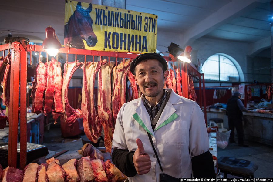 В Кыргызстане с 11 августа 2025 года на 90 дней вводится временное госрегулирование цен на говядину и баранину кроме бескостного мяса . Как пишет 24kg, об этом сообщили в Минэкономики и коммерции. Мера принята на основании закона «О ценообразовании» и постановлений правительства, касающихся социально значимых товаров. Контроль за соблюдением установленных цен возложен на Службу антимонопольного регулирования. Цель решения — сдержать необоснованный рост цен и сохранить доступность мяса для населения.