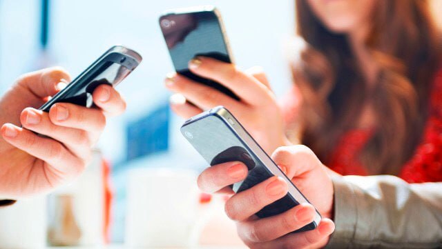 Хорошие новости в Узбекистане запретят переводить бесплатные услуги мобильной связи в платные без согласия абонента Согласно утверждённым правилам операторам и контент провайдерам будет запрещено переводить изначально бесплатные услуги в платные без предварительного согласия пользователя Также не допускается автоматическое подключение платных сервисов без подтверждения абонента Все платные дополнительные услуги должны быть изначально отключены и активироваться только по инициативе пользователя через мобильные приложения операторов или с помощью USSD кодов Кроме того операторам запрещается списывать абонентскую плату и стоимость услуг если это приводит к отрицательному балансу и образованию задолженности у абонента физического лица Отдельно отмечается что абоненты получат возможность круглосуточно и бесплатно звонить на телефоны доверия Виртуальной приёмной Президента Республики Узбекистан Подписаться на канал Узбекистан Online