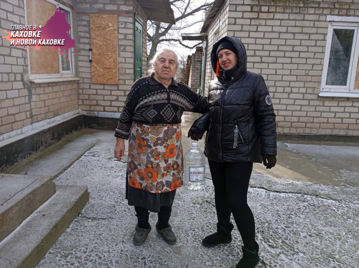 В Каховский округ наладили поставку бутилированной воды  Водоснабжение в округе стало серьезной проблемой после подрыва Каховской ГЭС украинскими террористами. Повреждение станции привело к критическому снижению уровня воды в артезианских скважинах и колодцах. В Каховке и Софиевке удалось пробурить новые скважины до начала обстрелов. В Васильевке и Любимовке— нет, поэтому ситуация остается крайне сложной. В Васильевке воды нет совсем. В Любимовке функционирует лишь одна скважина.  В условиях постоянных обстрелов бурение новых скважин невозможно. Спецтехника имеет большие габариты и сразу же попадает в прицел врага, ровно, как и люди. Власти наладили поставки бутилированной воды. Достигнута договоренность с местными предпринимателями. Ежемесячно будет доставляться 6 тонн воды: три тонны в Любимовку и три тонны в Васильевку, сообщил глава округа Павел Филипчук.