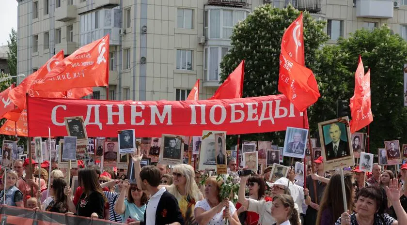 Регионы смогут организовать акцию Бессмертный полк в этом году как очно так и в онлайн формате Об этом сообщил глава управления Президента РФ по общественным проектам Сергей Новиков на заседании коллегии Росмолодежи Говоря об исторической памяти и о предстоящем Дне Победы 9 мая хочу отметить что у нас безусловно есть общая задача провести его на высоком уровне и акцию Бессмертный полк Там где позволит обстановка по решению субъектов она пройдет в очном формате а там где этого потребуют соображения безопасности онлайн сказал он Новиков обратил внимание на необходимость использования современных цифровых форматов для сохранения памяти о дедах и прадедах поскольку они становятся более понятными и естественными для молодого поколения Представитель Кремля считает что программу памятных мероприятий нужно сделать содержательной привлекательной и одновременно понятной для людей Мы в МАХ