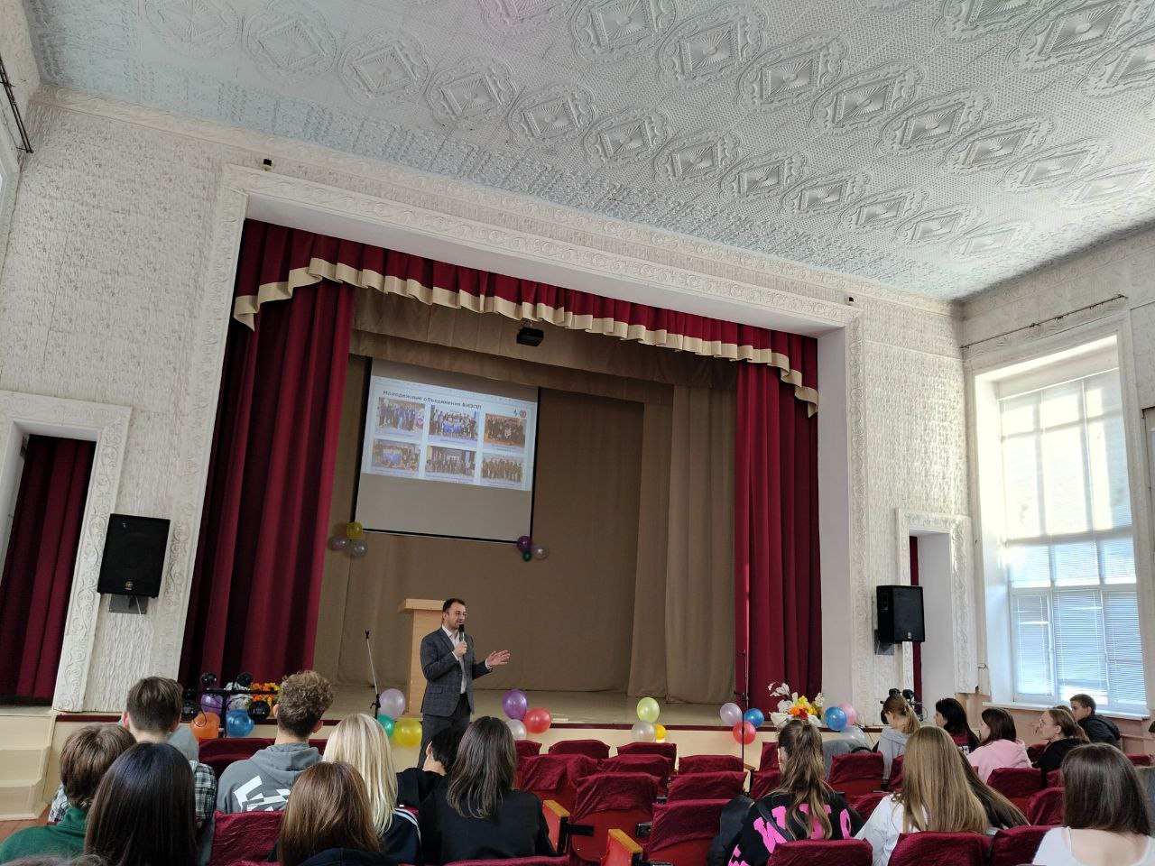 28 октября учащиеся 9 х классов МКОУ СШ N 2 стали участниками профориентационного мероприятия в рамках реализации федерального проекта Билет в будущее Ребята встретились с представителями ГБОУ ВО Волжский институт экономики педагогики и права которые познакомили с условиями поступления направлениям обучения возможностями которые открываются перед молодыми людьми по окончании ВУЗа В настоящее время в институте обучается более 2000 студентов по очной и заочной форме обучения Многоуровневая система подготовки специалистов позволяет проводить обучение по различным образовательным программам в том числе высшего среднего и начального профессионального образования а также среднего полного общего образования Обучение в ВИЭПП возможно как на бюджетной так и на договорной основе После окончания обучения выпускникам выдается диплом государственного образца Надеемся данная встреча поможет выпускникам правильно сделать свой выбор