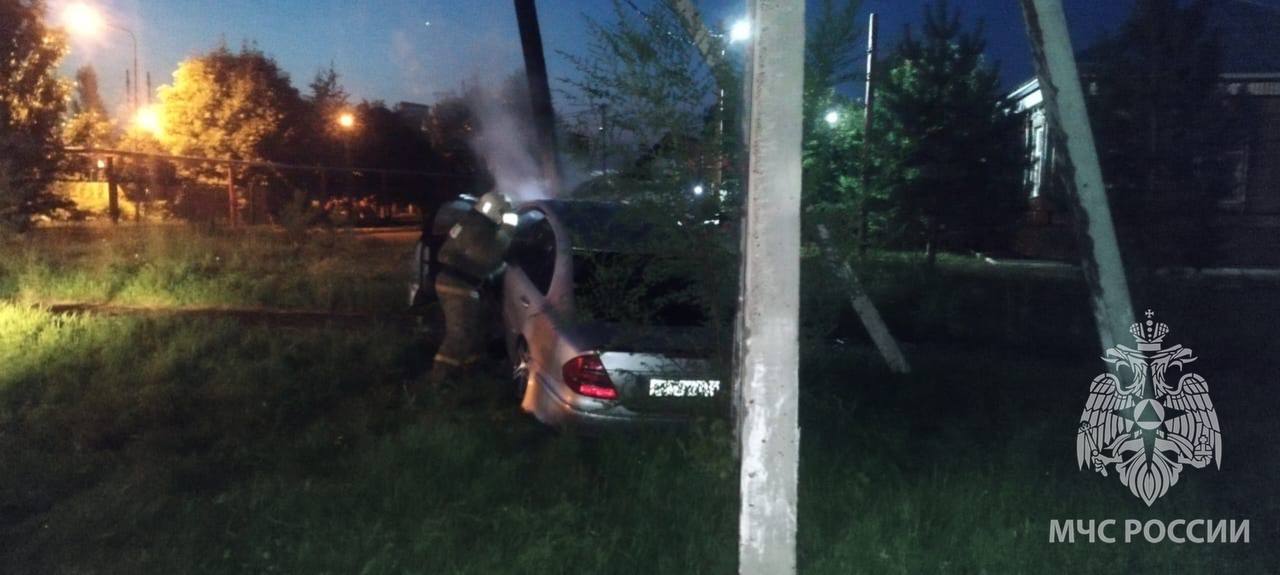 Машина влетела в столб и загорелась в Тоцком районе В серьезной аварии погиб мужчина, ещё один человек пострадал. На месте работали спасатели. Подробности уточняются. Оренбуржье