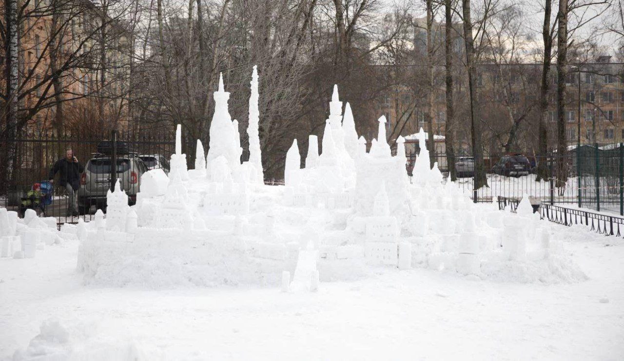 В Петербурге появился снежный замок у школы № 585    За три недели дворник дядя Саша построил во дворе школы настоящий снежный дворец. Скульптор-самоучка уже 14 лет создаёт зимние шедевры, а раньше лепил даже Исаакиевский собор и Адмиралтейство.  Для него это не просто работа, а настоящее творчество. Он с радостью делится мастерством с детьми, вовлекая их в строительство, и верит, что такие проекты делают двор уютнее и веселее.        Места СПб       Новости СПб