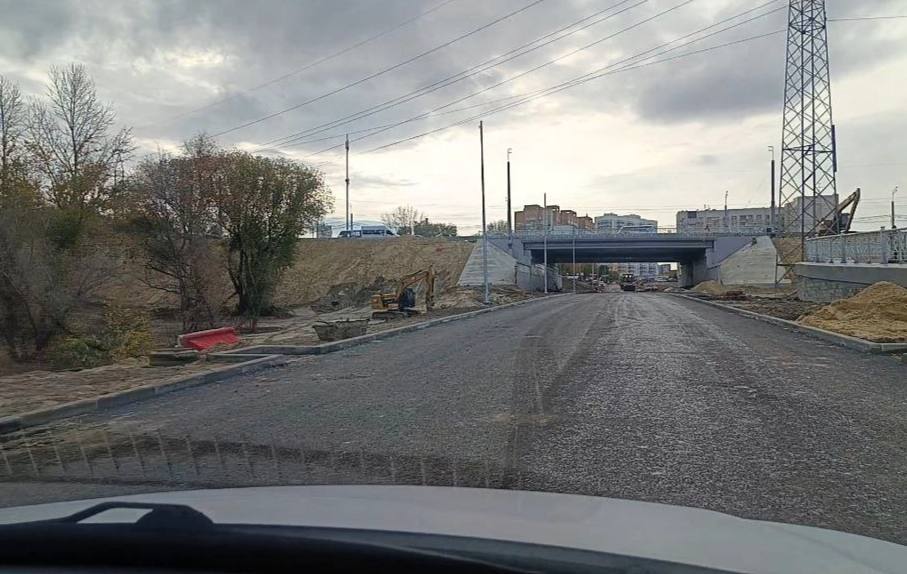 У минаевского моста открыли движение по кольцевым развязкам По указанию главы Ульяновска Александра Болдакина подрядчики обеспечили возможность проезда из микрорайона Университет под путепроводом на большую развязку и выезд на мост в сторону Засвияжья