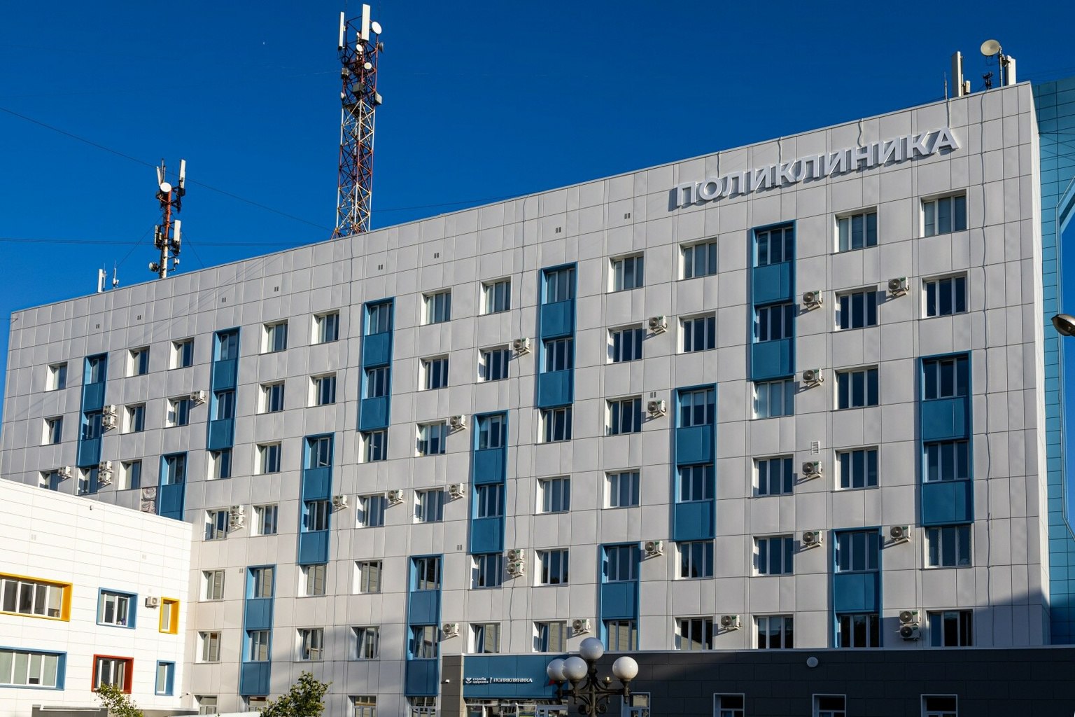 В Липецке открылась обновленная поликлиника после капитального ремонта В микрорайоне Тракторный Липецка завершился капитальный ремонт городской поликлиники № 4 «Липецк-Мед». Обновленное медучреждение объединяет взрослое и детское отделения, способные принимать до 1600 пациентов в смену. Поликлиника размещается в трех корпусах — семиэтажном и двух трехэтажных. В ходе ремонта полностью обновили фасады, кровлю и инженерные коммуникации. Во всех кабинетах установили кондиционеры, в торцевых помещениях — дополнительные радиаторы. Медицинские кабинеты оснащены новой мебелью и современным оборудованием. Среди новшеств — отделение лазерной сосудистой хирургии для малоинвазивного лечения варикоза и современные офтальмологические операционные. Расширены диагностические... Читать далее: - подпишись Кстати, а вы хотите чтобы на этом канале появились новости о вашей компании? Это бесплатно! Подробнее здесь: