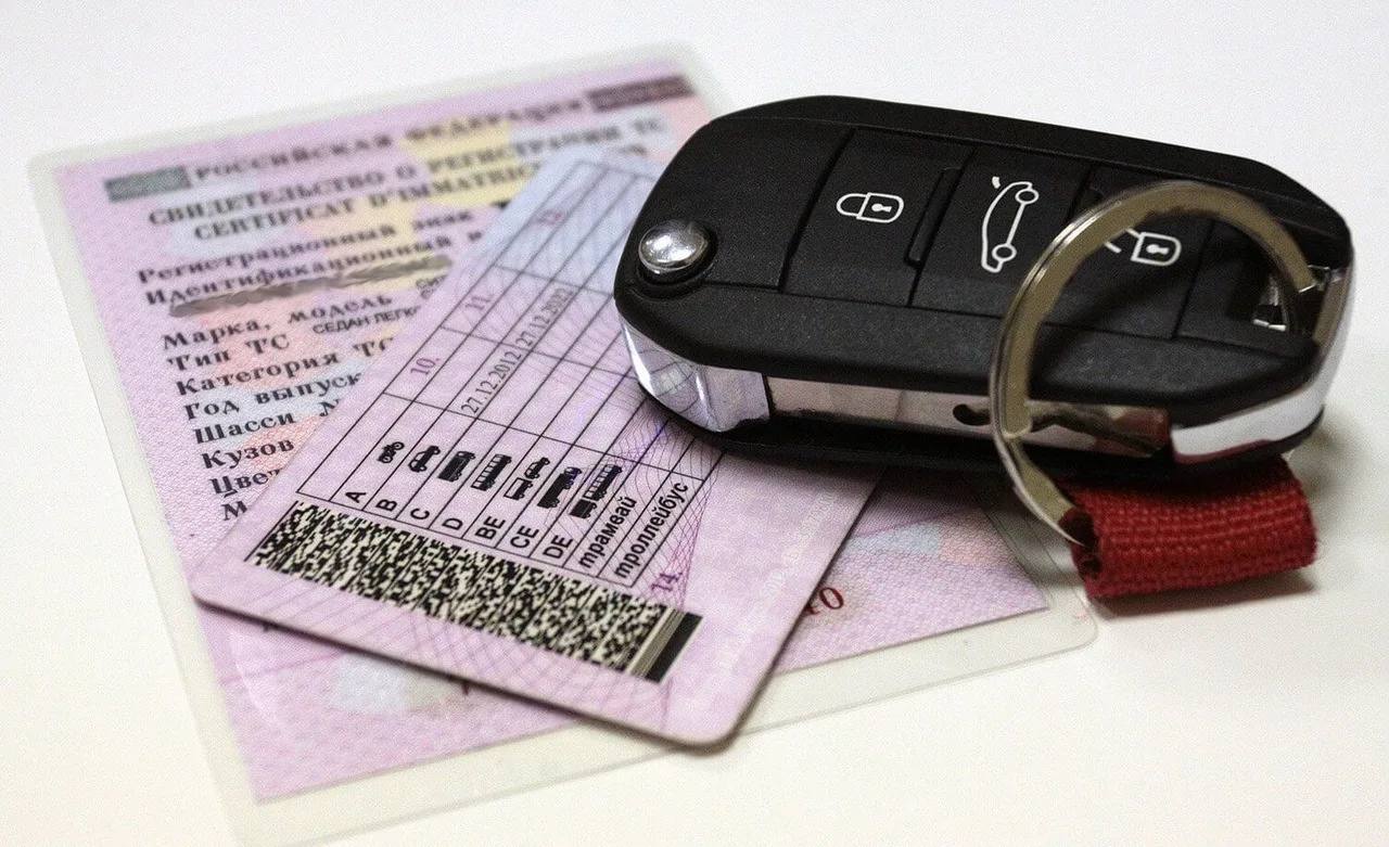 В России могут разрешить сдавать на водительские права без медицинской справки Россиянам могут разрешить сдачу экзамена на водительские права без медицинской справки сообщает РИА Новости Такой вариант станет возможным при подаче заявления через Госулуги и наличии информации о здоровье человека в едином электронном реестре Сейчас для прохождения экзамена необходимо предоставить паспорт и медицинское заключение а несовершеннолетние обязаны получить письменное согласие законных представителей Ранее в МВД разработали новые поправки для сдачи экзамена на водительские права по которым нельзя использовать свою электронику Также сократится срок сдачи практической части теста со 180 до 60 дней В документах предлагаются обязательные внеочередные медосмотры для профессиональных водителей неявка автомобилиста станет основанием для аннулирования прав