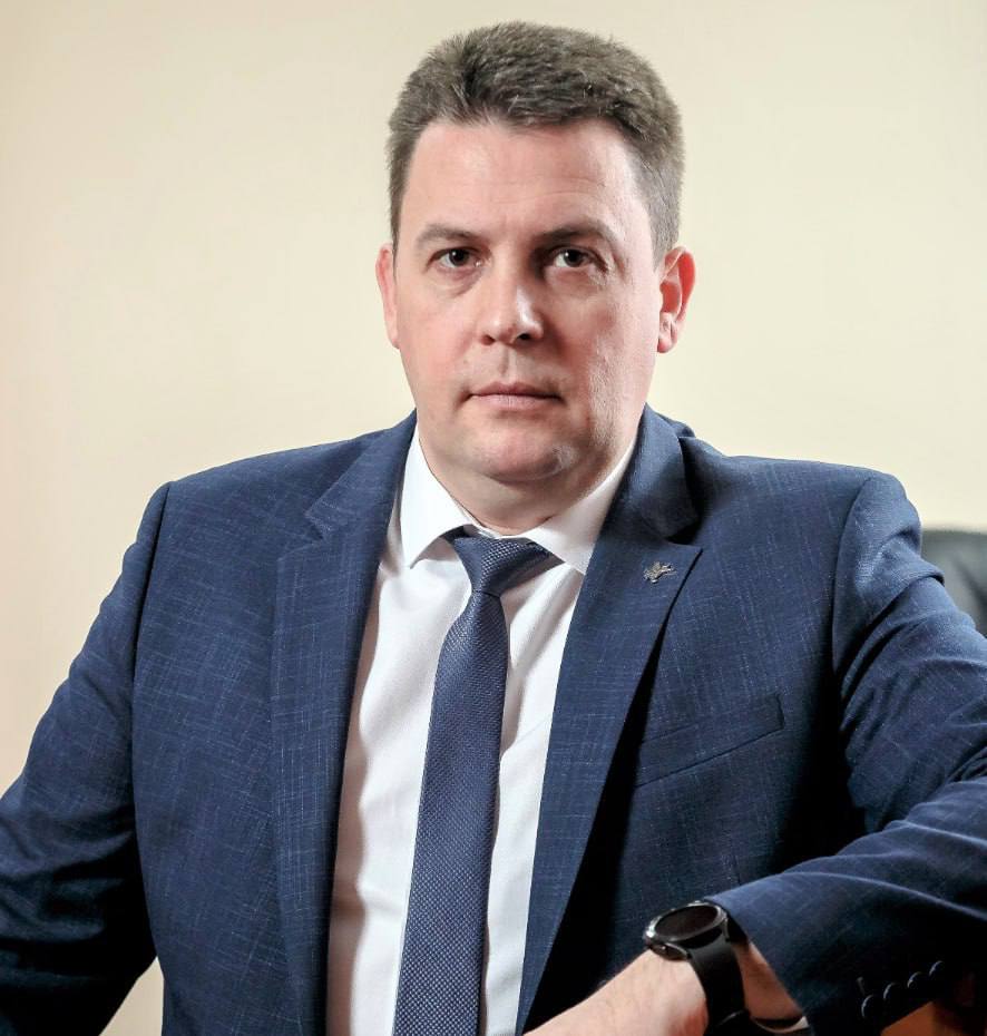 Сотрудники ФСБ задержали мэра Владимира Дмитрия Наумова Его подозревают в связях с криминальной группировкой занимавшейся махинациями с кладбищенскими землями пишут СМИ Чиновника сегодня задержали в здании администрации на его рабочем месте Подробностей пока нет Подпишись Поделись новостями