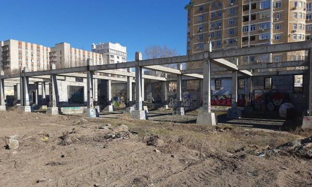 В Омске на торги выставлен недостроенный инженерный блок метрополитена Он расположен вблизи метромоста, на улице Фрунзе. Стартовая стоимость здания определена в 287,9 млн рублей. Приём заявок на участие в аукционе завершится 13 августа, сами торги запланированы на 19 августа. Строительство инженерного корпуса метро началось около 20 лет назад, но так и не было завершено. В конце прошлого года объект был включён в перечень имущества, подлежащего приватизации. Городские власти надеются, что новый владелец найдёт применение недостроенному зданию и облагородит территорию в центральной части города. Фото: torgi.gov.ru