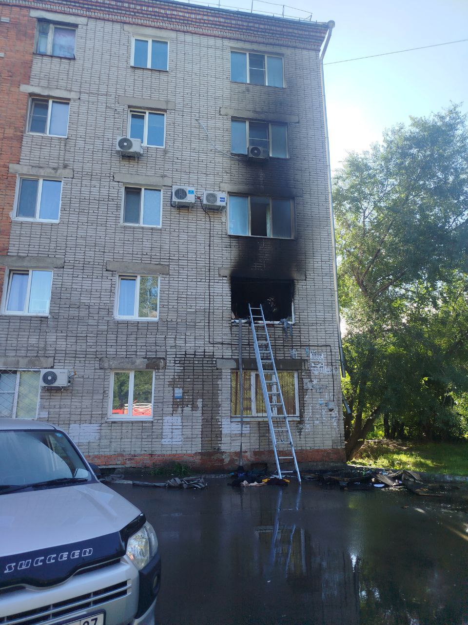На Калинина полностью выгорела квартира  Вызов в пожарную охрану поступил 8 августа около 8:00. Пожар возник в однокомнатной квартире пятиэтажного дома коридорного типа на улице Калинина. С помощью спасательных устройств по маршевой лестнице и помощью трехколенной лестницы бойцы спасли из квартир верхних этажей одиннадцать человек. Две пожилые женщины были направлены в больницу для осмотра, госпитализация им не потребовалась.  Пожарным удалось быстро локализовать распространение пламени. Полностью все работы на месте завершены в 9:23. В результате однокомнатная квартира площадью 25 квадратов выгорела полностью. Для тушения пожара привлекались 21 человек и шесть единиц техники.   Автономным пожарным извещателем квартира не была оборудована.  Дознаватели МЧС России устанавливают причины возгорания.