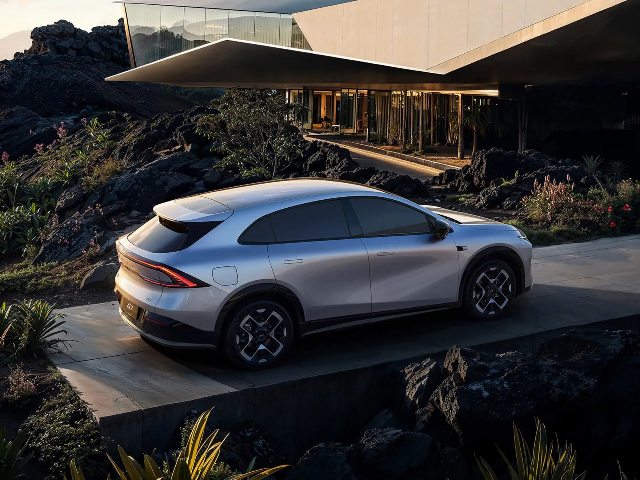 Xpeng представила умный электромобиль G7 — он дешевле, чем Model Y Xpeng представила в Китае новый электрический кроссовер G7 — седьмую модель бренда, которая нацелена напрямую конкурировать с Tesla Model Y и Xiaomi YU7. Электромобиль предлагает запас хода до 702 км, быструю зарядку 5 °C, адаптивную подвеску с ИИ, проекционный дисплей AR-HUD от Huawei и продвинутый пакет автономного вождения уровня 3. Цены начинают от 195 800 юаней $27 325 .