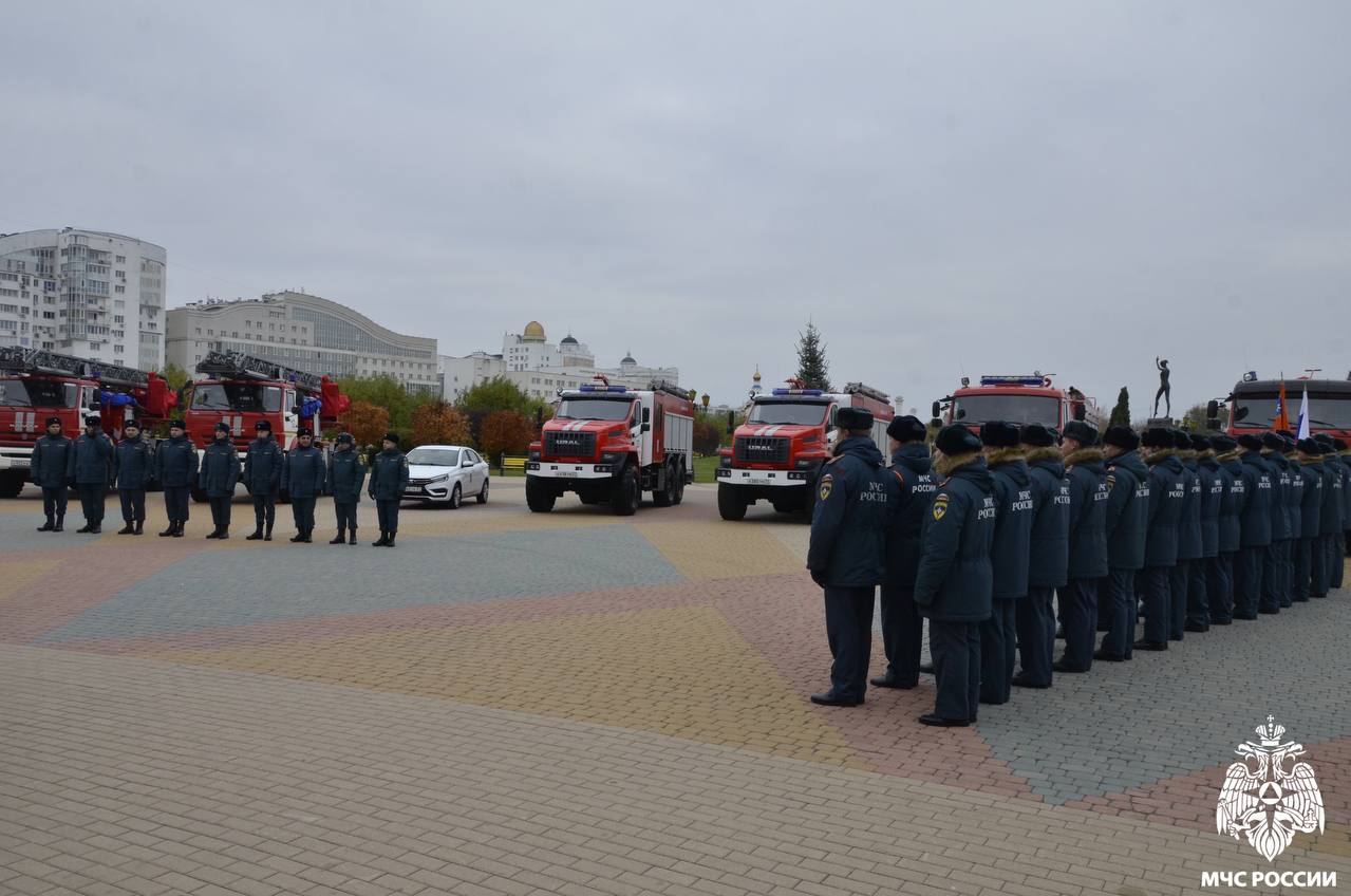 Новая техника поступила на вооружение белгородских пожарных  На боевое дежурство заступили:  4 автоцистерны на базе «УРАЛ» и «КамАЗ»;  4 автолестницы АЛ-30;  легковушка «Лада Веста».  Ключи от спецавтомобилей вручили заместитель главы МЧС России Илья Денисов и губернатор Вячеслав Гладков. Спецтранспорт станет отличным подспорьем в нелегкой работе пожарных и спасателей МЧС России.   Отличившимся в службе Илья Денисов вручил ведомственные награды.