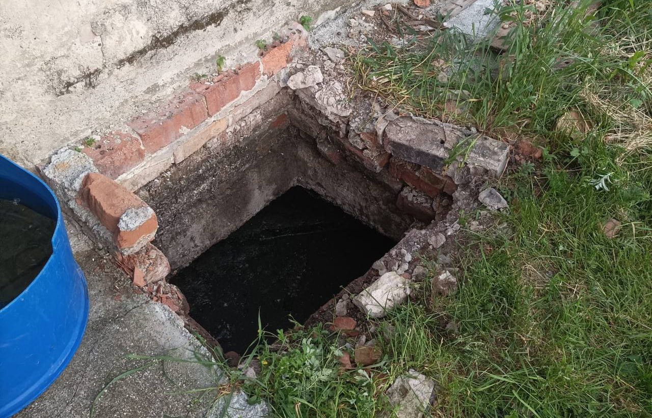 В Верхотурье 12 летней девочке которая летом прошлого года упала в выгребную яму УКиКО выплатит 200 тысяч рублей Еще 15 тысяч рублей получит ее мама Согласно справке ГАУЗ Свердловской области Центральная районная больница Верхотурского района несовершеннолетняя получила отравление канализационными газами ссадины правой и левой конечностей сообщили в прокуратуре региона ЧП произошло 11 июня 2025 года Девочка была у многоквартирного дома на Гагарина и провалилась в выгребную яму глубиной три метра наполненную канализационными водами Мама ребенка и соседи помогли пострадавшей выбраться из нее Обслуживанием выгребных ям в тот период занималась УКиКО По результатам проверки прокуратура направила в Истринский городской суд Московской области исковое заявление о взыскании с УКиКО в пользу несовершеннолетней и ее матери компенсации морального вреда Заочным решением суда исковые требования были удовлетворены частично прокуратуры региона justmediaru