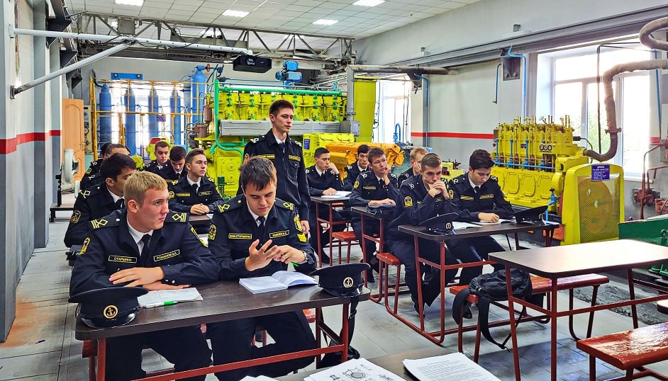 Вуз для подготовки моряков появится в следующем году в Астраханской области В Астраханской области в следующем году планируется открыть вуз из филиала нижегородского университета для подготовки кадров морской речной транспортной и логистической сферы Об этом сообщает ТАСС со ссылкой на директора Каспийского института морского и речного транспорта имени генерал адмирала Ф М Апраксина Ольгу Карташову На Каспии фактически создается глобальный вуз который будет готовить кадры для коридора Север Юг Мы отсоединяемся от Волжского государственного университета водного транспорта Уже есть постановление и в 2026 году мы реформируемся с последующим присоединением филиала из Дагестана который сейчас готовит специалистов машиностроения подчеркнула Ольга Карташова По ее словам вуз будет готовить не только моряков но и специалистов по направлениям логистики судостроения и судоремонта Также планируется уделить внимание подготовке кадров рабочих специальностей Южная служба новостей