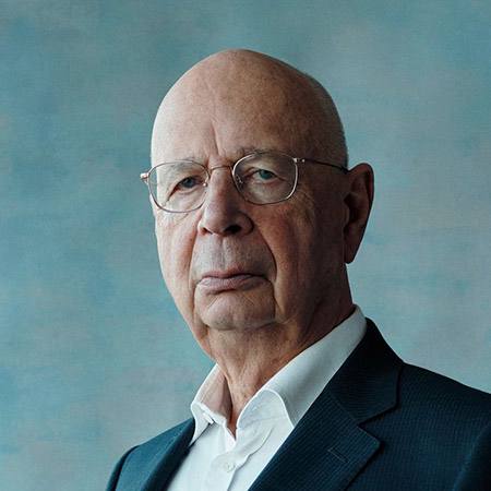 Конец эпохи: Клаус Шваб уходит из ВЭФ после более 50 лет у руля 87-летний Клаус Шваб, основатель и бессменный председатель Всемирного экономического форума в Давосе, официально уходит в отставку. На заседании 20 апреля совет единогласно назначил временным главой вице-председателя Питера Брабека-Летмате — бывшего CEO Nestlе и давнего соратника Шваба. Для поиска постоянного преемника уже создан специальный комитет. Сложно переоценить, сколько важного и бесполезного было сказано за полвека с его подачи. В начале семидесятых Шваб запустил Европейский форум управления — скромный симпозиум по корпоративному управлению. Сегодня это ВЭФ, а его ежегодный съезд в Давосе — must-have в календаре любого глобального игрока: президенты, CEO, банкиры, филантропы и знаменитости съезжаются, чтобы обсудить всё — от неравенства до искусственного интеллекта. По итогу Давос стал символом глобализма — одни видят в нём площадку для решения мировых проблем, другие критикуют как клуб «капиталистической элиты». Настало время другим красиво говорить о будущем, в которое, конечно, никто не верит. OZMAN