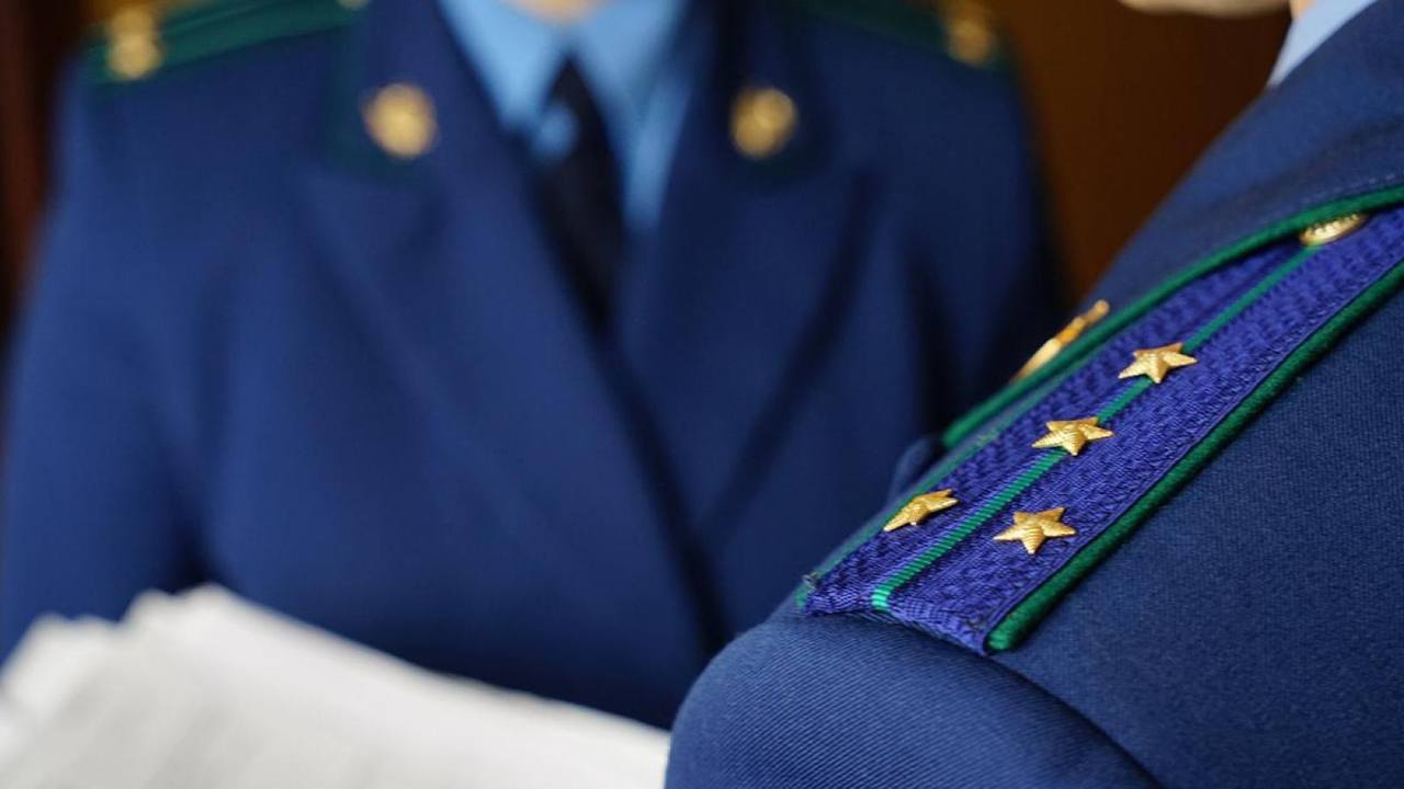 По иску прокурора Махачкалы в муниципальную собственность из незаконного владения возвращен 1 гектар земли Прокуратурой г. Махачкалы по результатам проведенной проверки в сфере земельного законодательства выявлен факт незаконного получения в собственность частными лицами земли, принадлежащей Администрации города. По данному факту прокуратурой города предъявлено в суд исковое заявление о признании такой сделки недействительной и возврате в муниципальную собственность земельного участка, площадью 1 га. По результатам рассмотрения гражданского дела апелляционным определением Верховного Суда Республики Дагестан 29.05.2025 по делу принято решение об удовлетворении исковых требований прокурора. Судебное постановление вступило в законную силу. Исполнение решения находится на контроле в прокуратуре республики